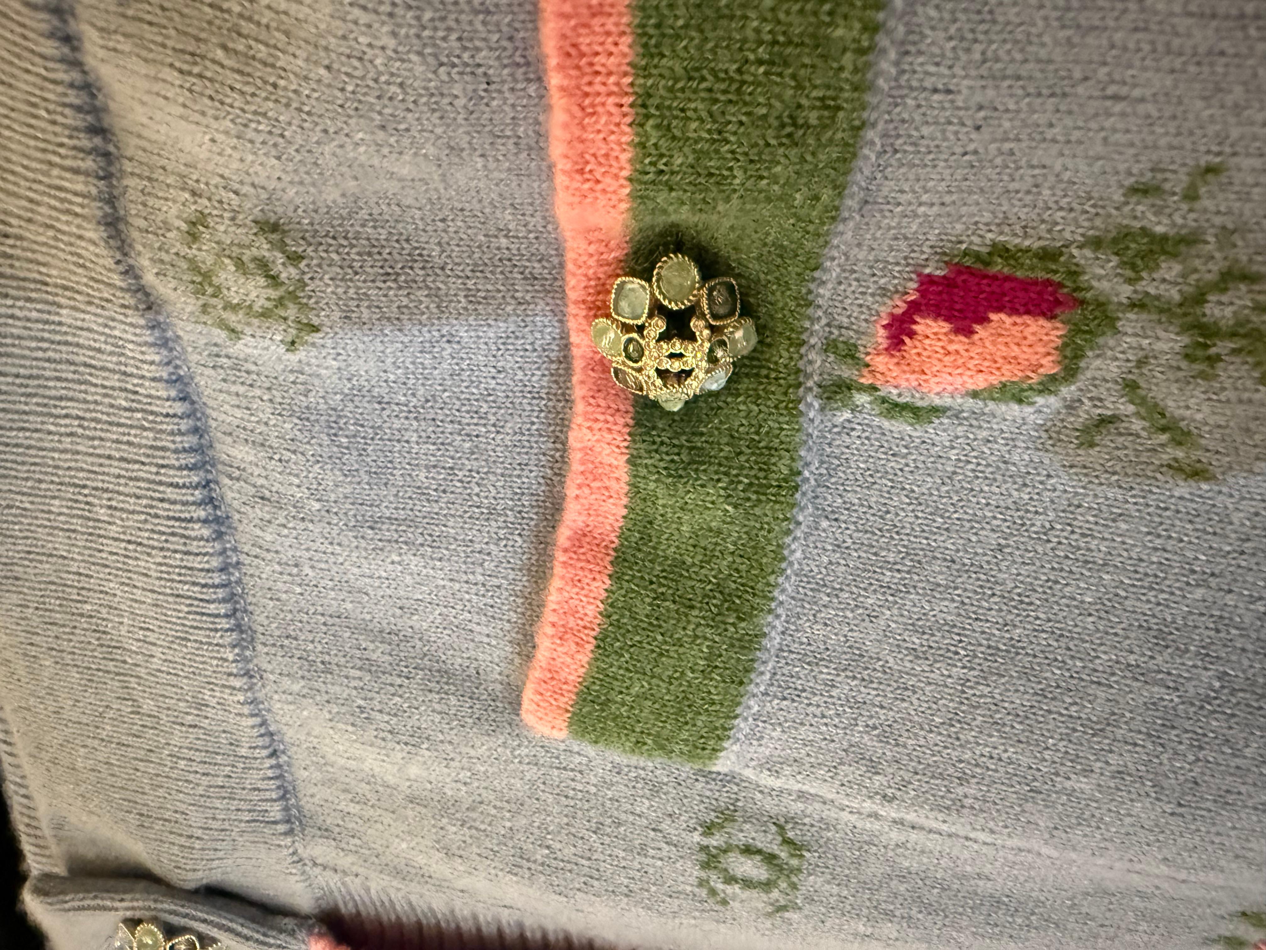 Chanel cashmere skirt with crystal buttons In New Condition For Sale In London, England
