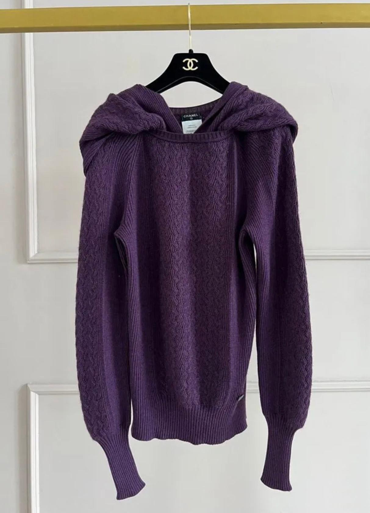 Pure cashmere jumper with snood.
- CC logo charm at waist
Size mark 38 FR. Condition of a new thing.