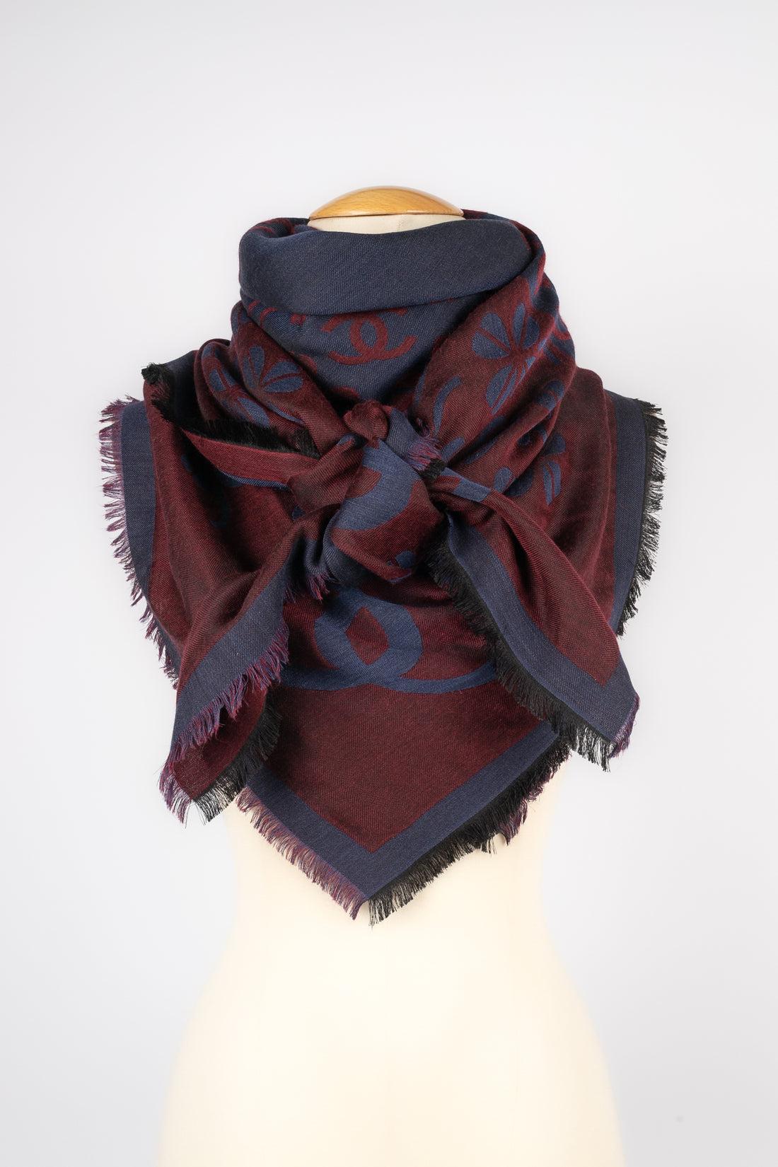 Chanel - (Made in Italy) Stola grande in cashmere nei toni del bordeaux e del blu. Manca l'etichetta della composizione.

Informazioni aggiuntive:
Condizioni: Ottime condizioni
Dimensioni: 140 cm x 140 cm

Riferimento del venditore: FFC12