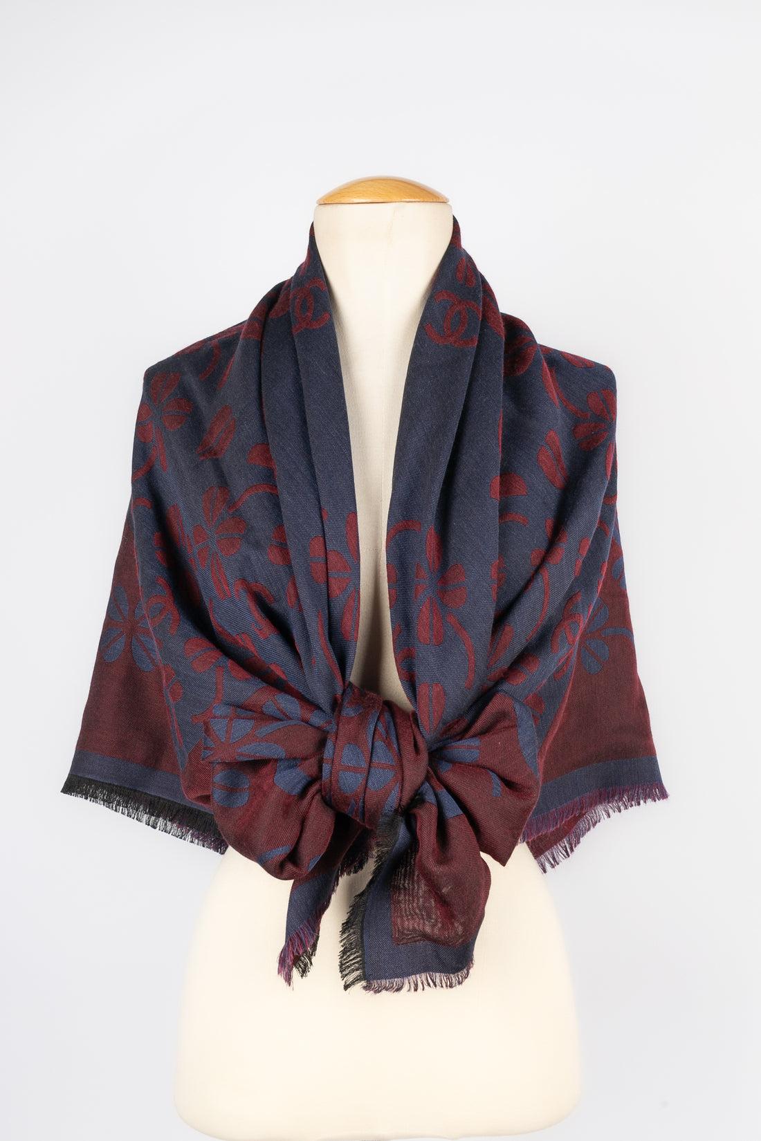 Rosso Stola in cashmere Chanel in borgogna e blu in vendita