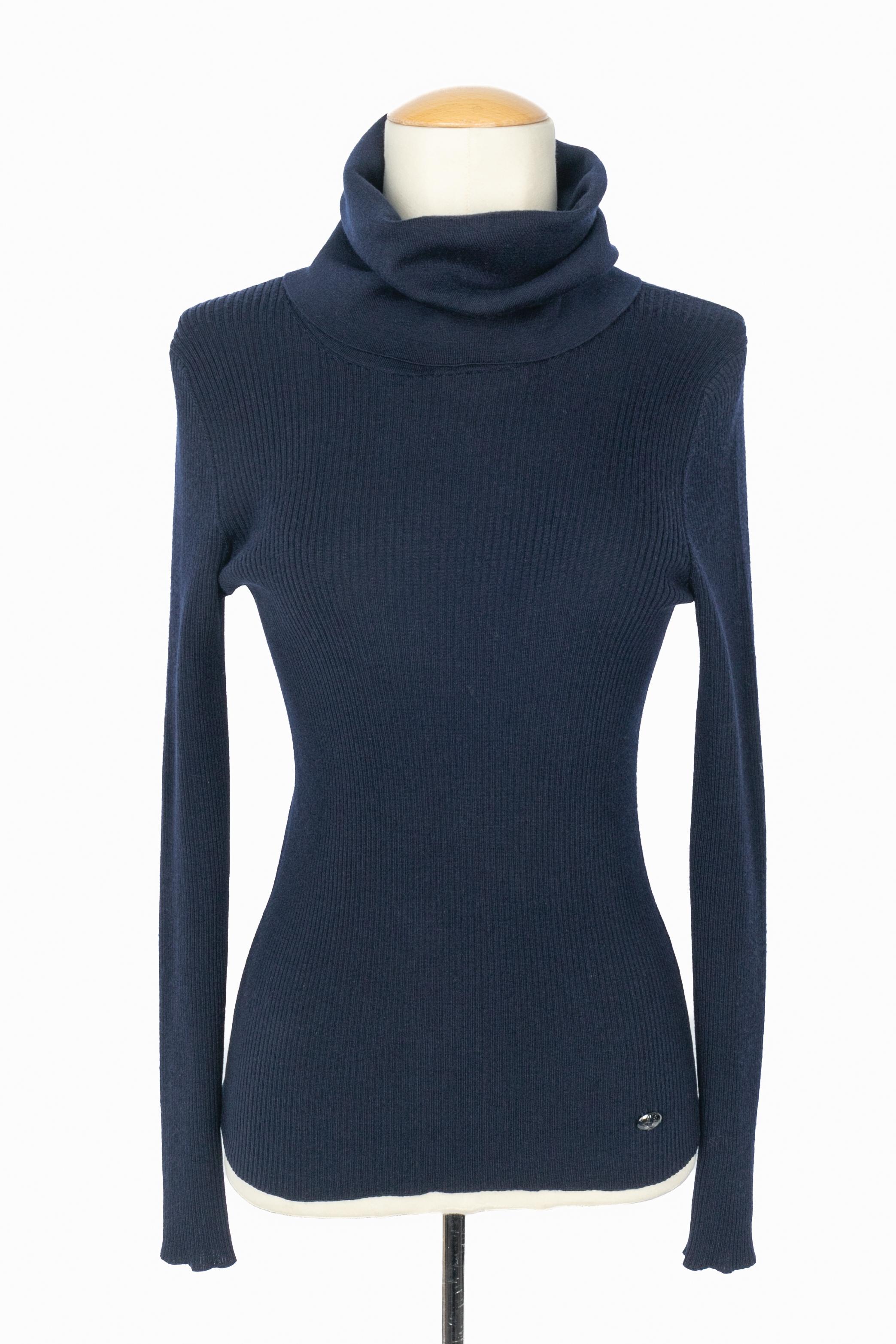 CHANEL - (Made in Italy) Blauer Kaschmirpullover. Größe 36FR. Collection'S 2013 unter der künstlerischen Leitung von Karl Lagerfeld.

Bedingung:

Sehr guter Zustand

Abmessungen:

Schulterbreite: 37 cm - Brustumfang: 35 cm - Ärmellänge: 60 cm -