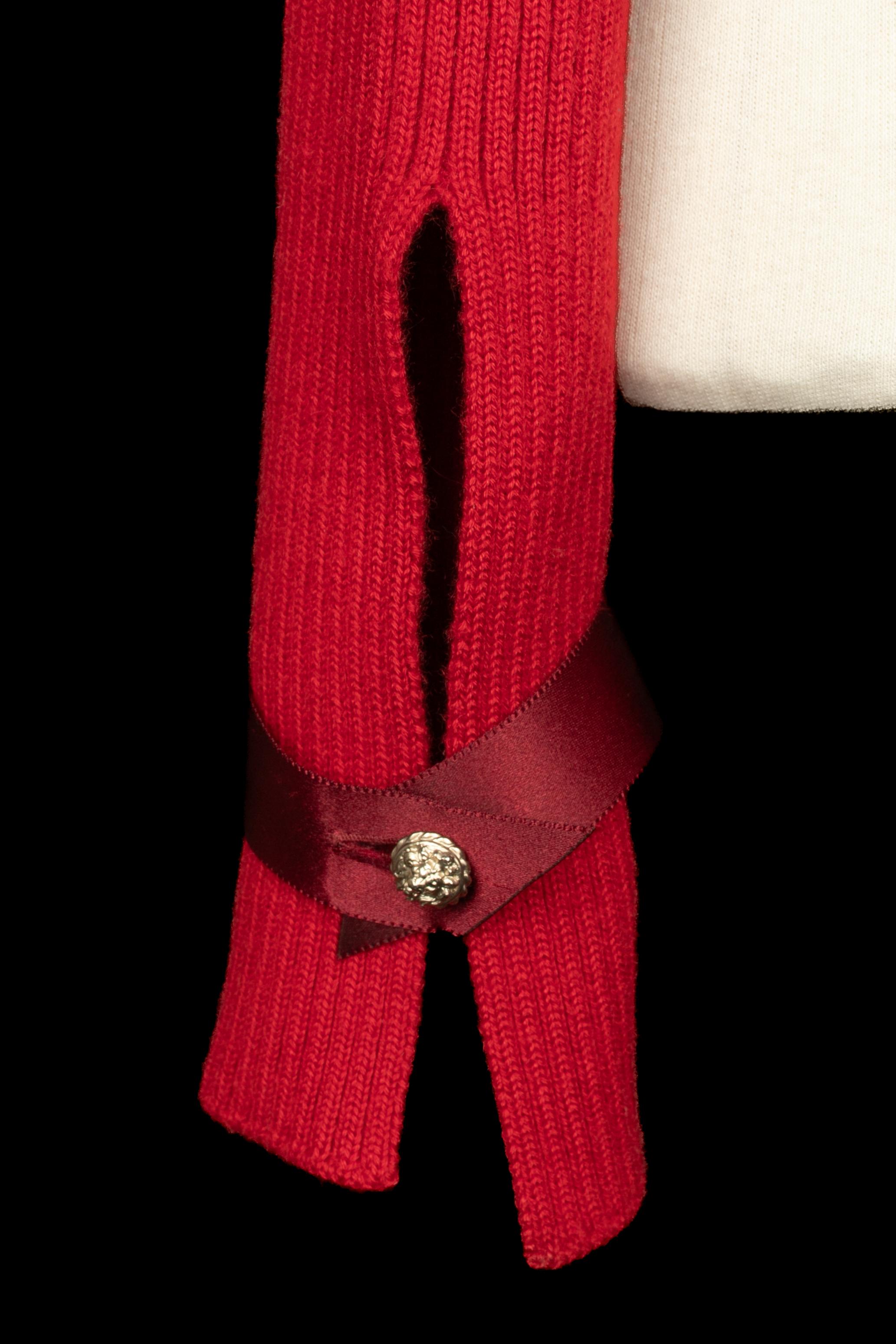 Rouge Chanel cashmere sweater en vente