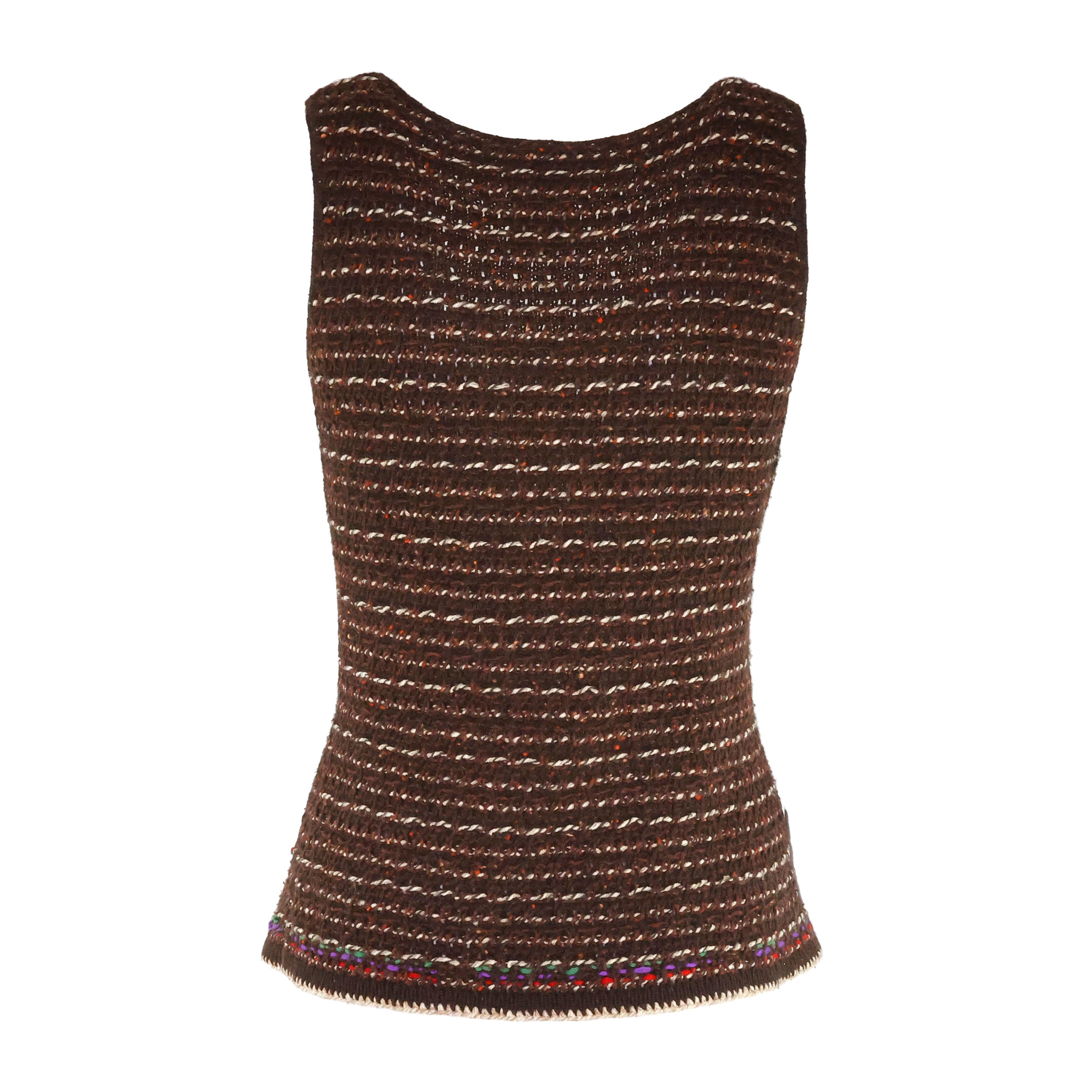 Chanel sleeveless top in cashmere color brown, with frontal CC metallic logo. Size 38 FR.

Condition:
Really good.
