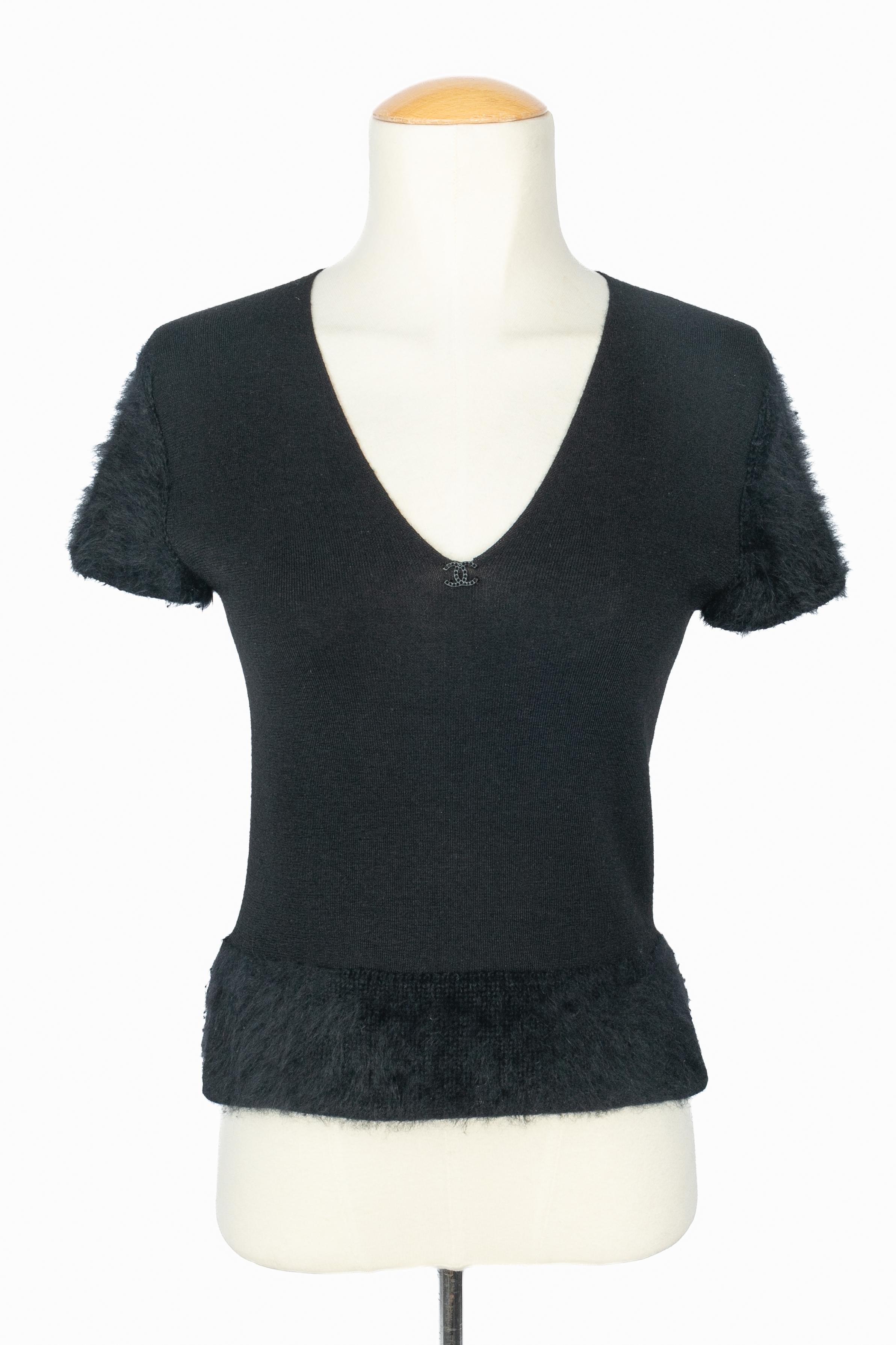 CHANEL - Top en mohair et cachemire noir à manches courtes. Composition et labels de taille manquants, il convient à un 36FR.

Condit :
Très bon état.

Dimensions :
Largeur des épaules : 39 cm - Poitrine : 36 cm - Longueur des manches : 13 cm -