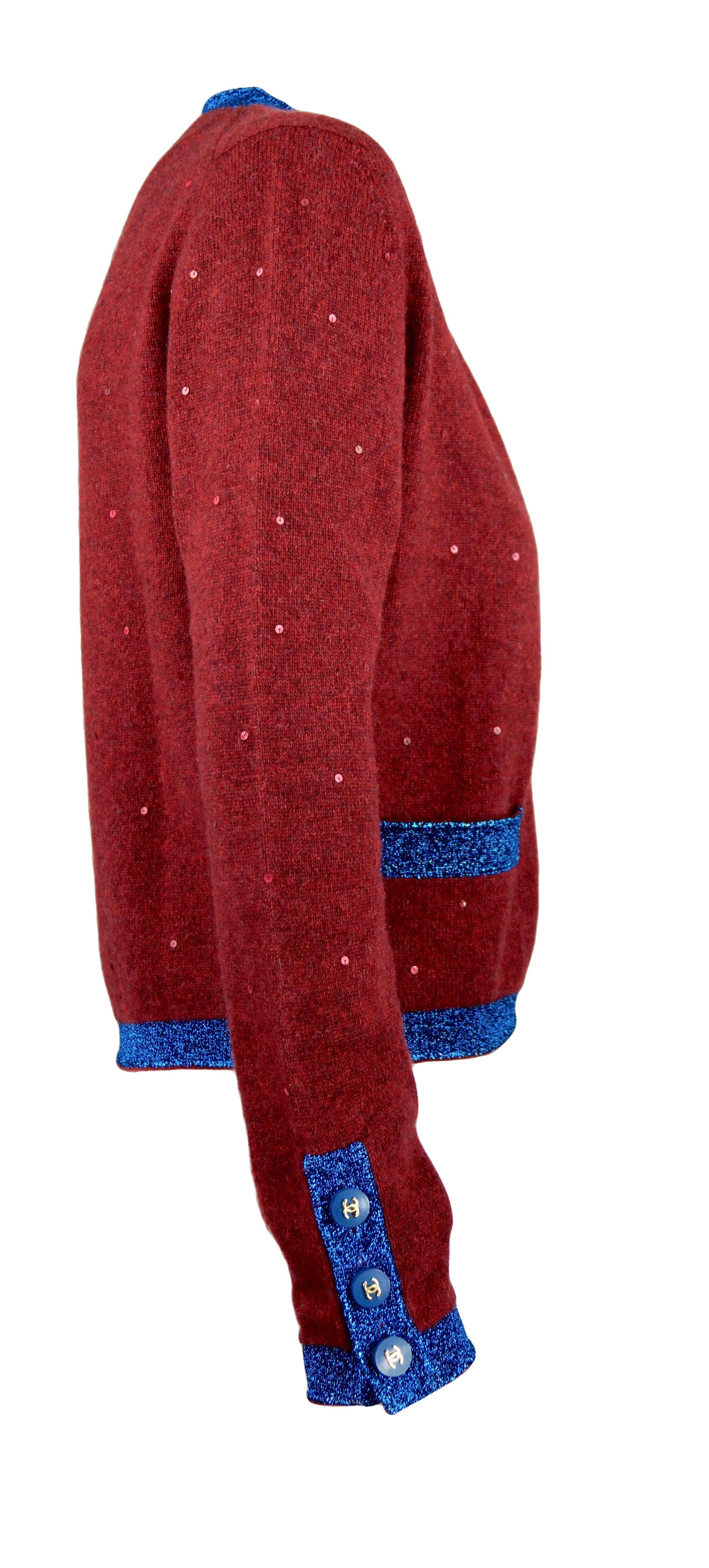 
Chanel twin set  F/W 1996 collection
Cardigan and shirt 1/2 sleeves in rust red cashmere with micro sequins. Bright electric blue gaskets. Logo buttons.
Size FR 40
Made in the United Kingdom
100% cashmere
Insert: 65% viscose 35%