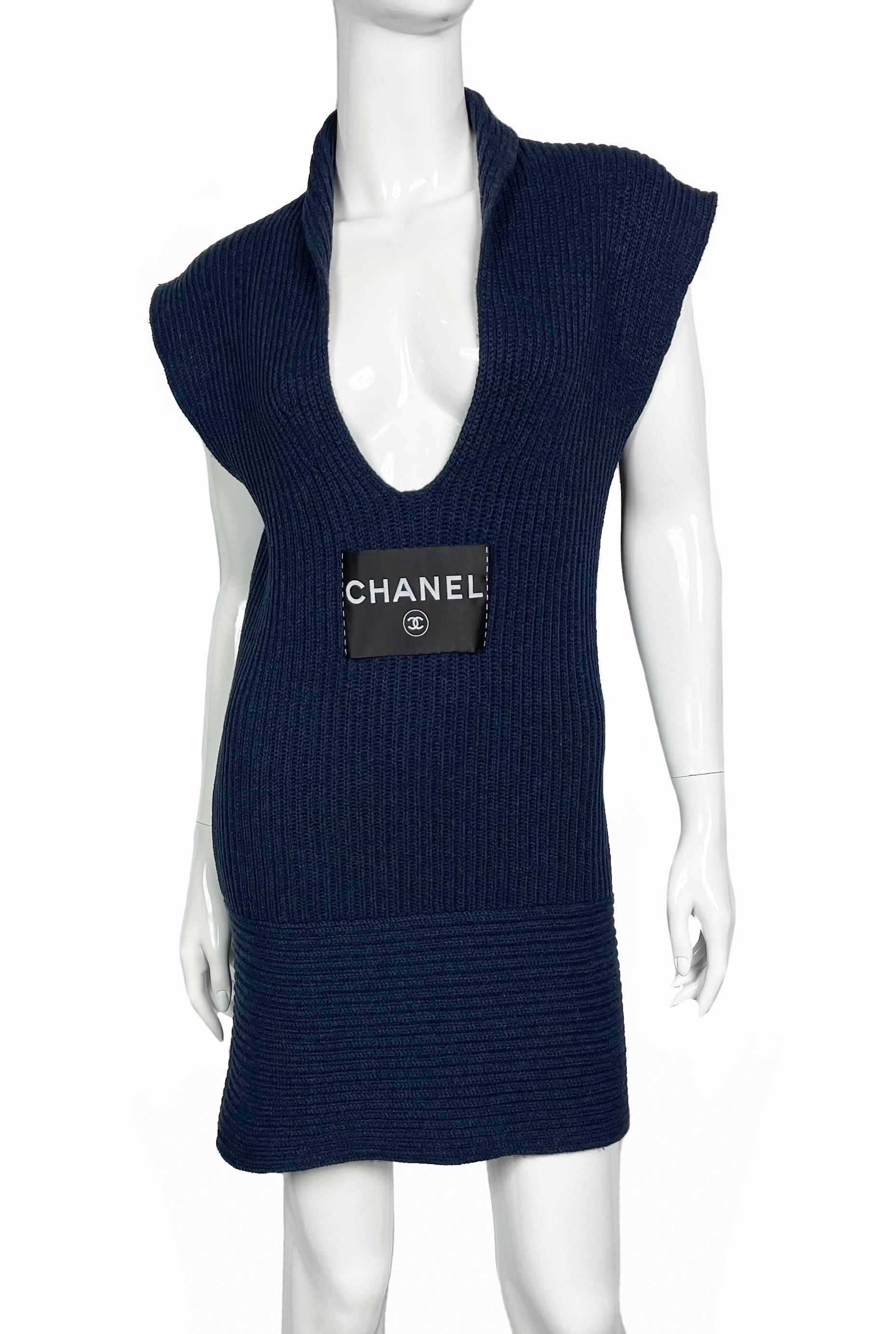 Robe bleu foncé en cachemire Chanel de la Collection Resort 2008 de Karl Lagerfeld. 
Robe sans manches avec décolleté en V plongeant. 
Étiquette Chanel et CC Logo sur le devant. 
Taille - FR36/S
Composition : 100% cachemire
Condit : très bien.