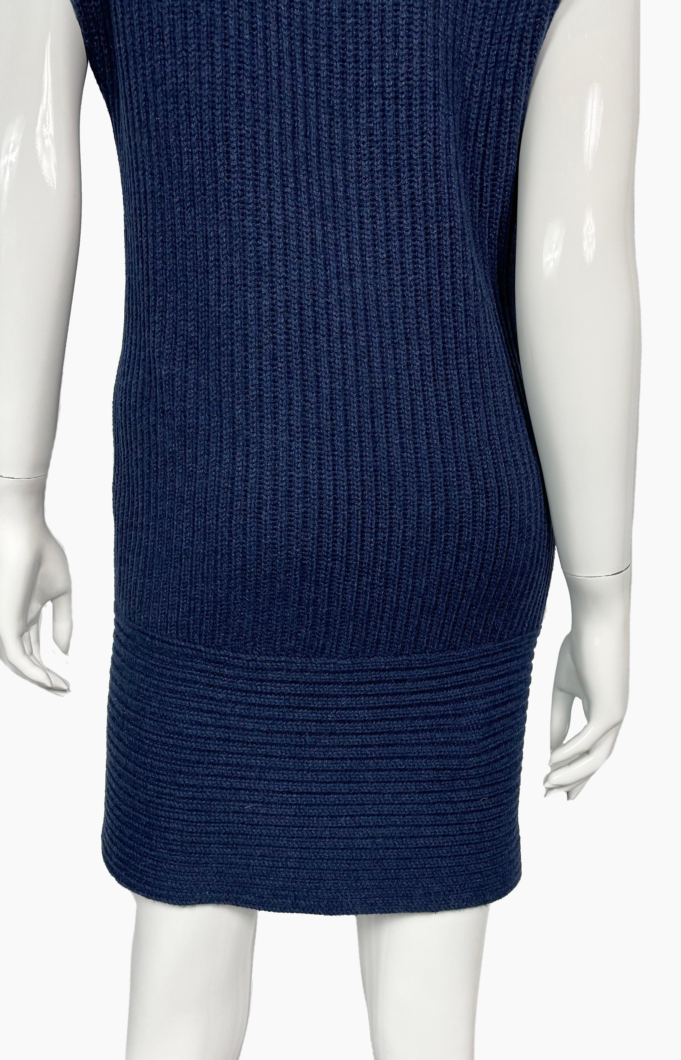 Chanel cashmere V-neck Logo dress, resort 2008 In Good Condition For Sale In New York, NY