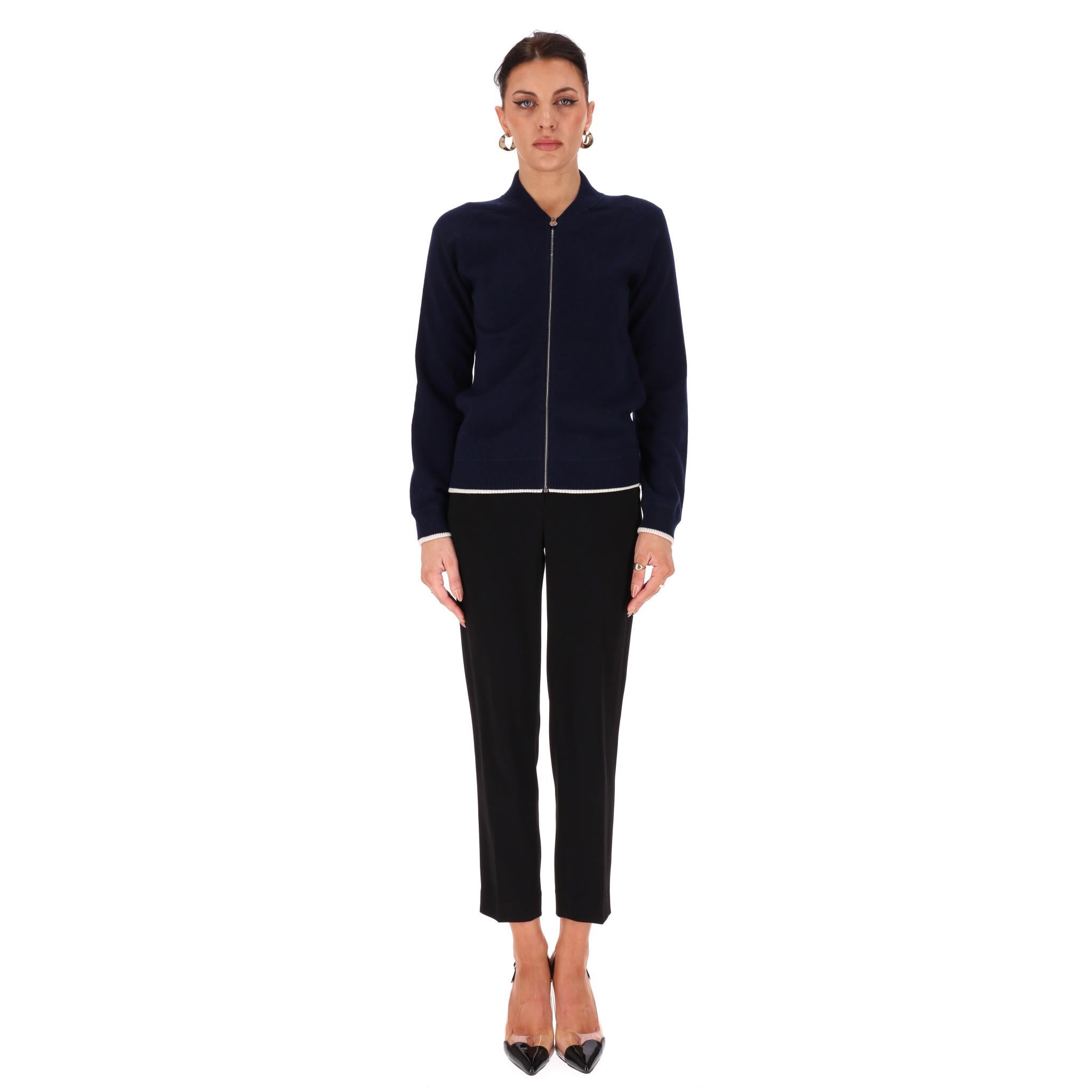 Chanel Kaschmir-Strickjacke mit Reißverschluss, Löwenkopf und 'CC'-Logo-Stickerei auf der Rückseite

Aus der Collection'S Spring-Summer 2012 stammt diese marineblaue Strickjacke mit Reißverschluss, die komplett aus Kaschmir gefertigt ist.

Verziert