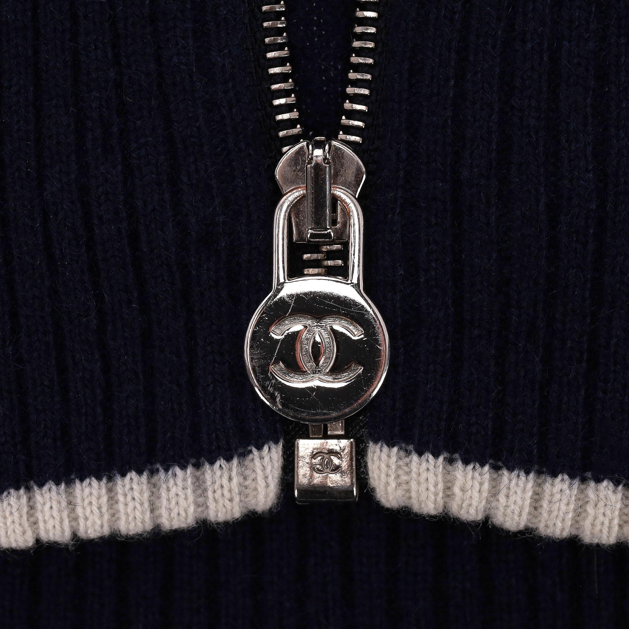 Chanel Kaschmir-Strickjacke mit Reißverschluss und Löwenkopf &  CC