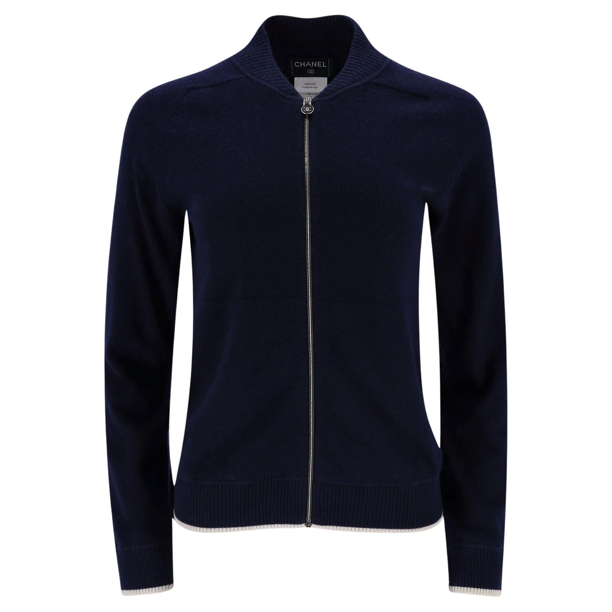 Chanel Kaschmir-Strickjacke mit Reißverschluss und Löwenkopf &  CC"-Logo-Stickerei auf der Rückseite im Angebot