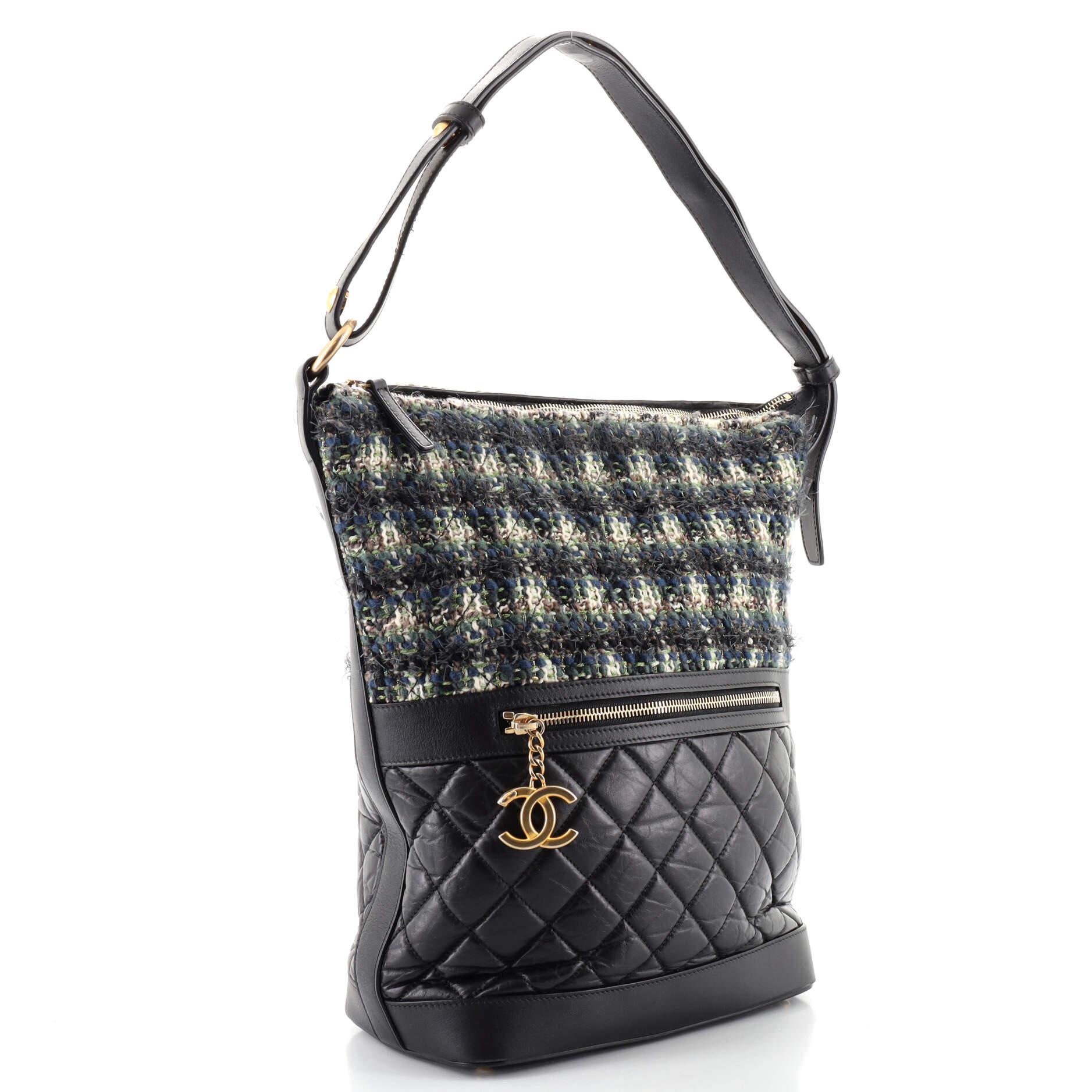 Condizioni: Molto buono. Sgualciture all'esterno, moderata usura del tweed e degli angoli della base. Usura, graffi e ammaccature sulle finiture in pelle e sul cinturino, graffi e scolorimento sulla minuteria.
Accessori: Carta di autenticità
Misure: