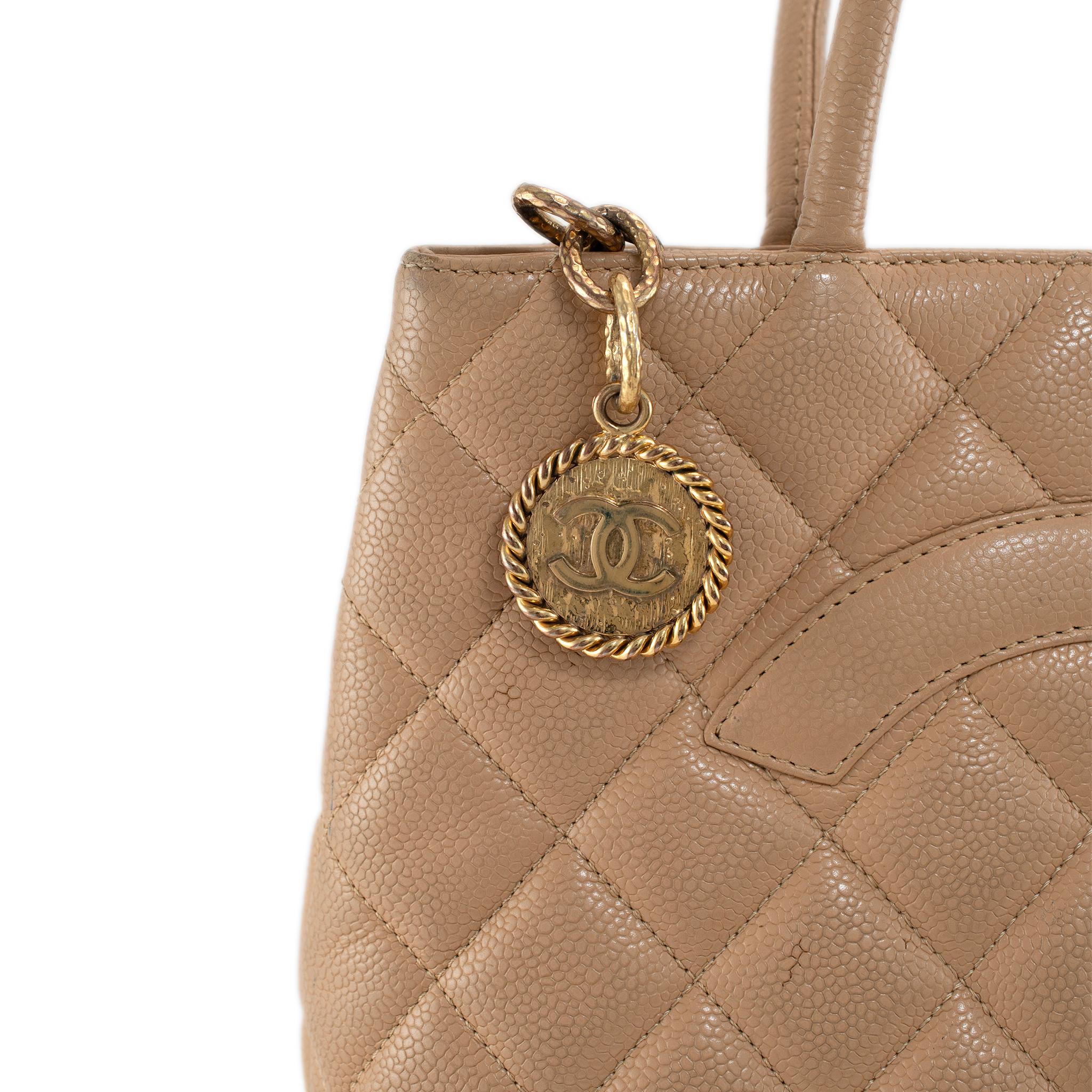 Women's Chanel Caviar Beige Quilted Medallion A01804 Tote Handbag For Sale