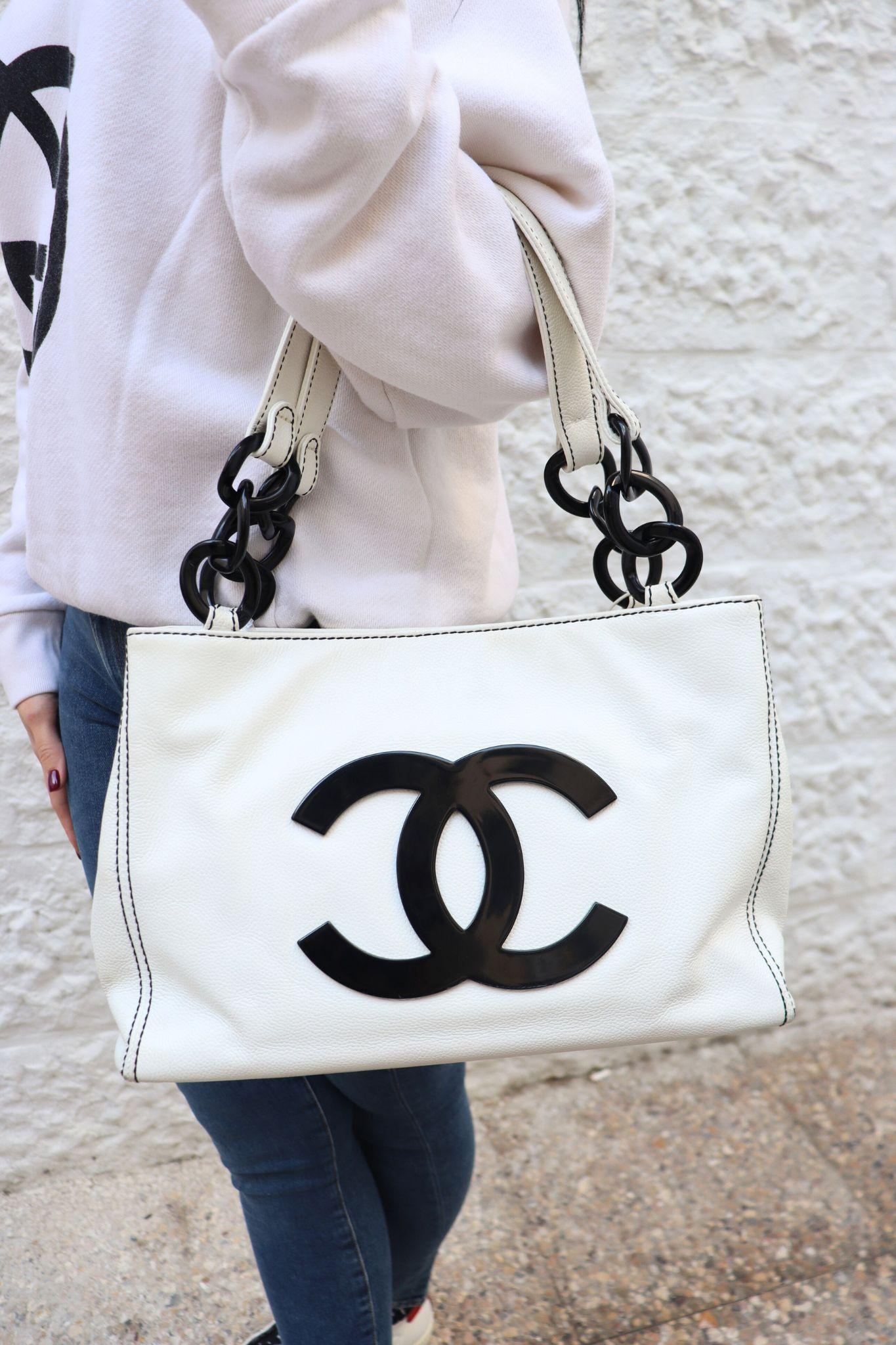 Chanel Caviar Bekko Chain Tote, Features a resin chain link to leather strap, CC logo on the front, and one interior zipper pocket.

Material: Leather.
Hardware: Black.
Height:24cm
Width: 31.5cm
Depth: 8cm
Shoulder Strap: 23cm
Overall condition: