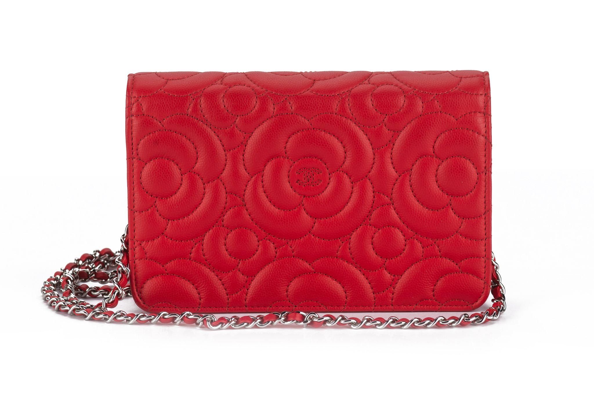 Chanel Caviar Camellia Wallet on Chain In Excellent Condition For Sale In West Hollywood, CA