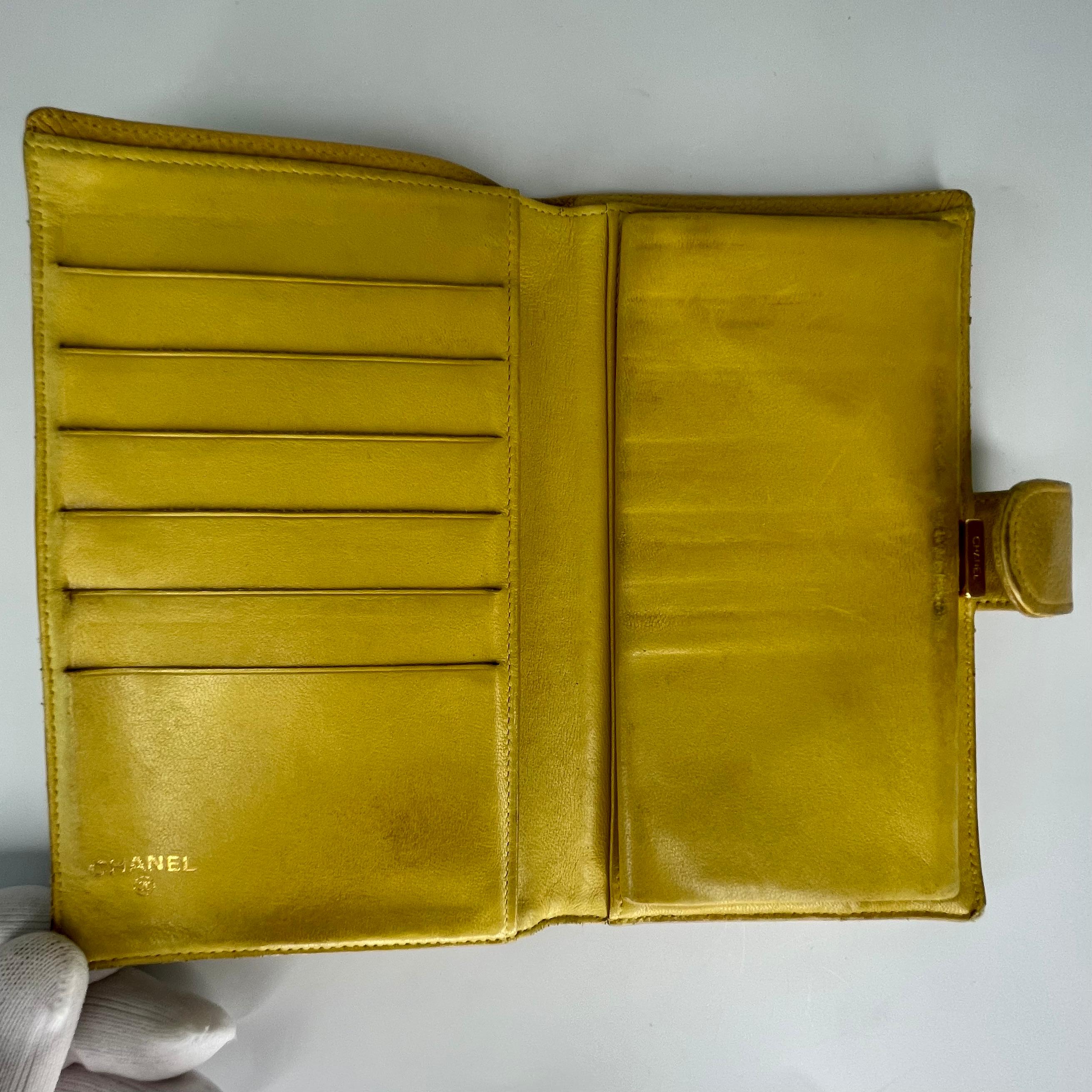 Chanel Caviar CC Mustard Yellow Compact Snap Wallet 1997 In Fair Condition For Sale In Montreal, Quebec