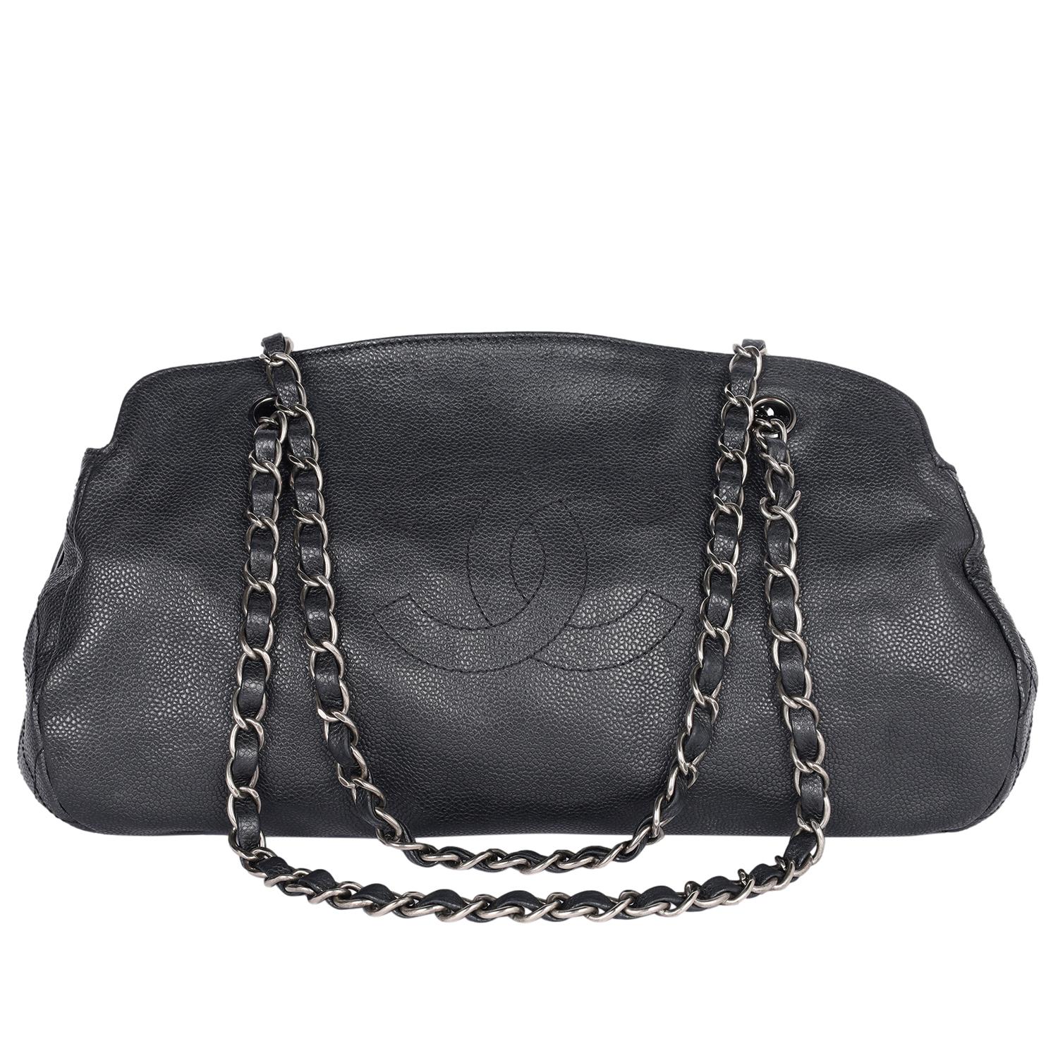 Bolso de hombro auténtico Chanel Caviar CC Timeless en negro. Este bolso bandolera de tamaño mediano se caracteriza por su suave y duradera piel de caviar de color negro, su gran logotipo Chanel CC acolchado en la parte delantera del bolso, su