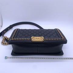 Sac à bandoulière CHANEL « Caviar Chain Around Boy » ancien, taille moyenne, noir et or, à rabat