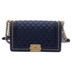 Sac à bandoulière CHANEL « Caviar Chain Around Boy » ancien, taille moyenne, noir et or, à rabat