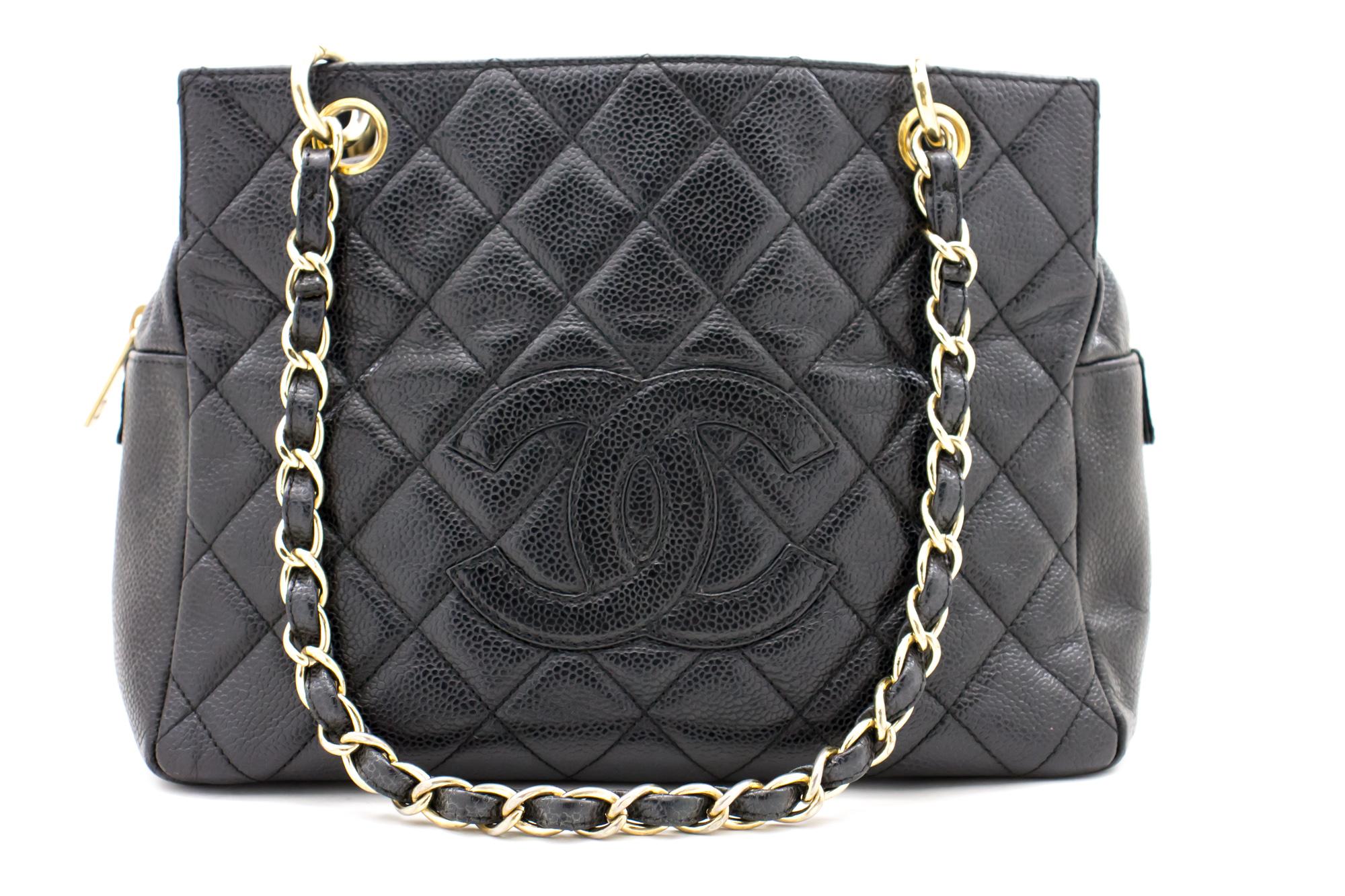 Eine authentische CHANEL Kaviar Kette Umhängetasche Shopping Tote Black Quilted Purse. Die Farbe ist Schwarz. Das Außenmaterial ist Leder. Das Muster ist solide. Dieser Artikel ist zeitgenössisch. Das Jahr der Herstellung wäre 2 0 0 2 . 
Bedingungen
