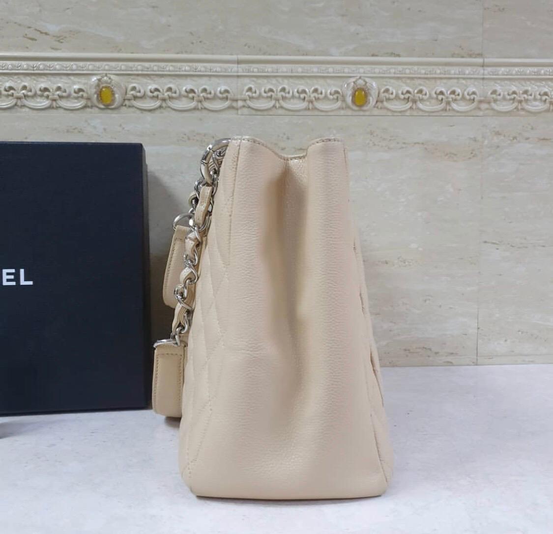 Chanel Caviar Cream Leather Grand Shopping Tote Bag In Excellent Condition In Krakow, PL