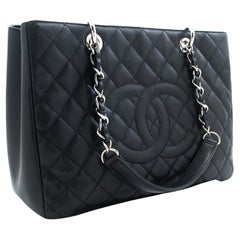 CHANEL Caviar GST - Grand sac fourre-tout à bandoulière noir avec chaîne, 13 pouces