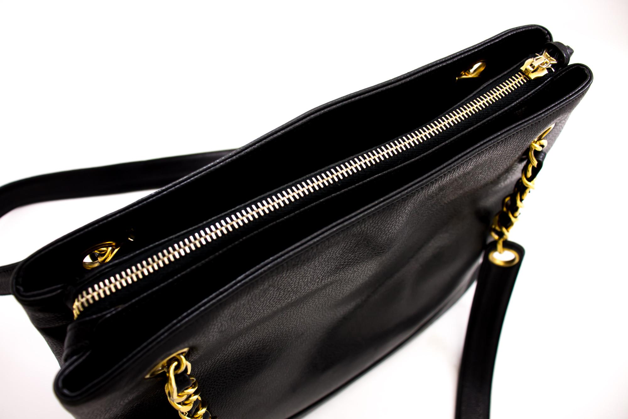 CHANEL Kaviar Große Kette Umhängetasche Leder Schwarz Reißverschluss Goldperle im Angebot 6