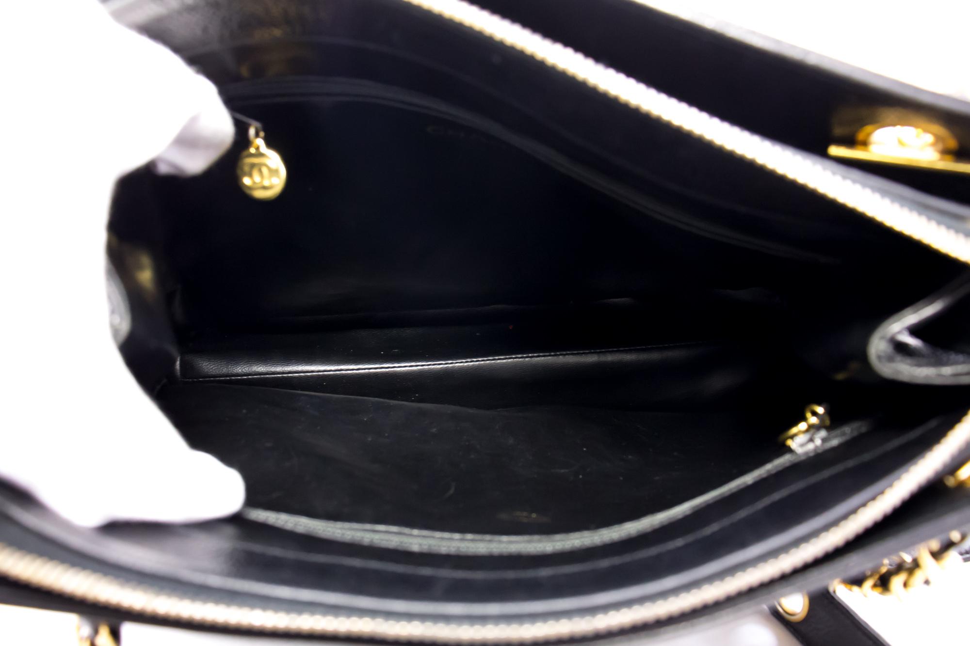 CHANEL Kaviar Große Kette Umhängetasche Leder Schwarz Reißverschluss Goldperle im Angebot 5