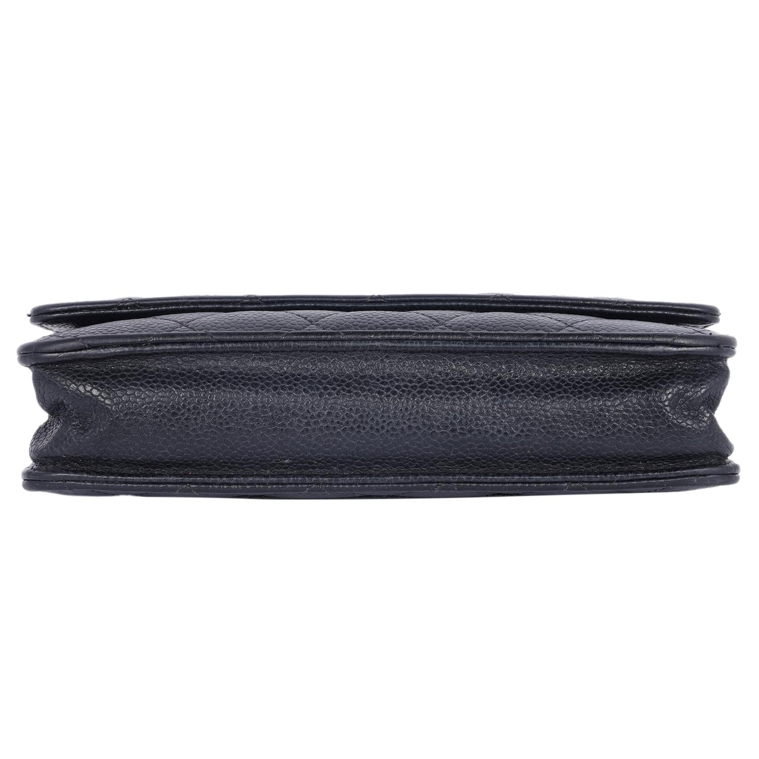 Chanel Kaviarfarbene Leder-Mini-Brieftasche an Kette, gesteppte Frontklappe im Angebot 6