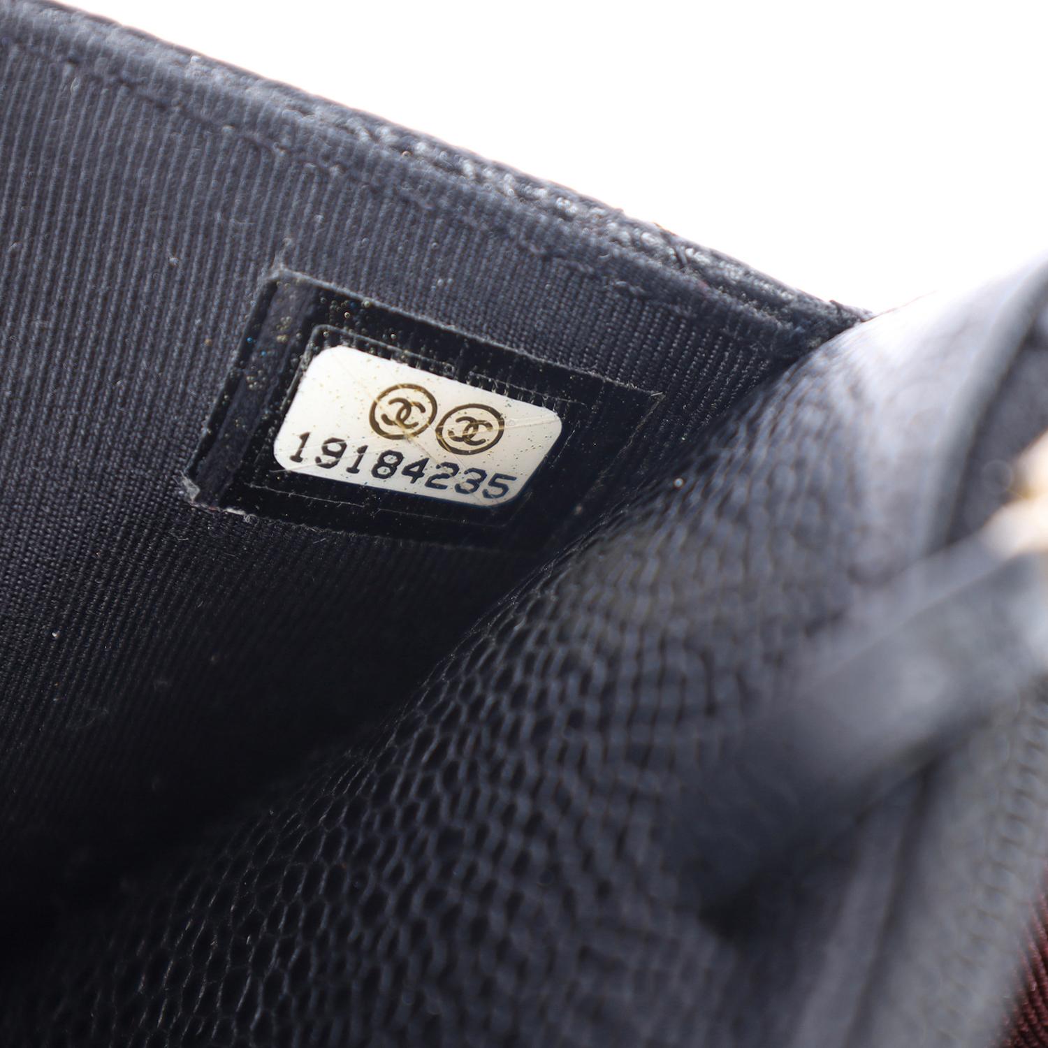 Chanel Kaviarfarbene Leder-Mini-Brieftasche an Kette, gesteppte Frontklappe im Angebot 8