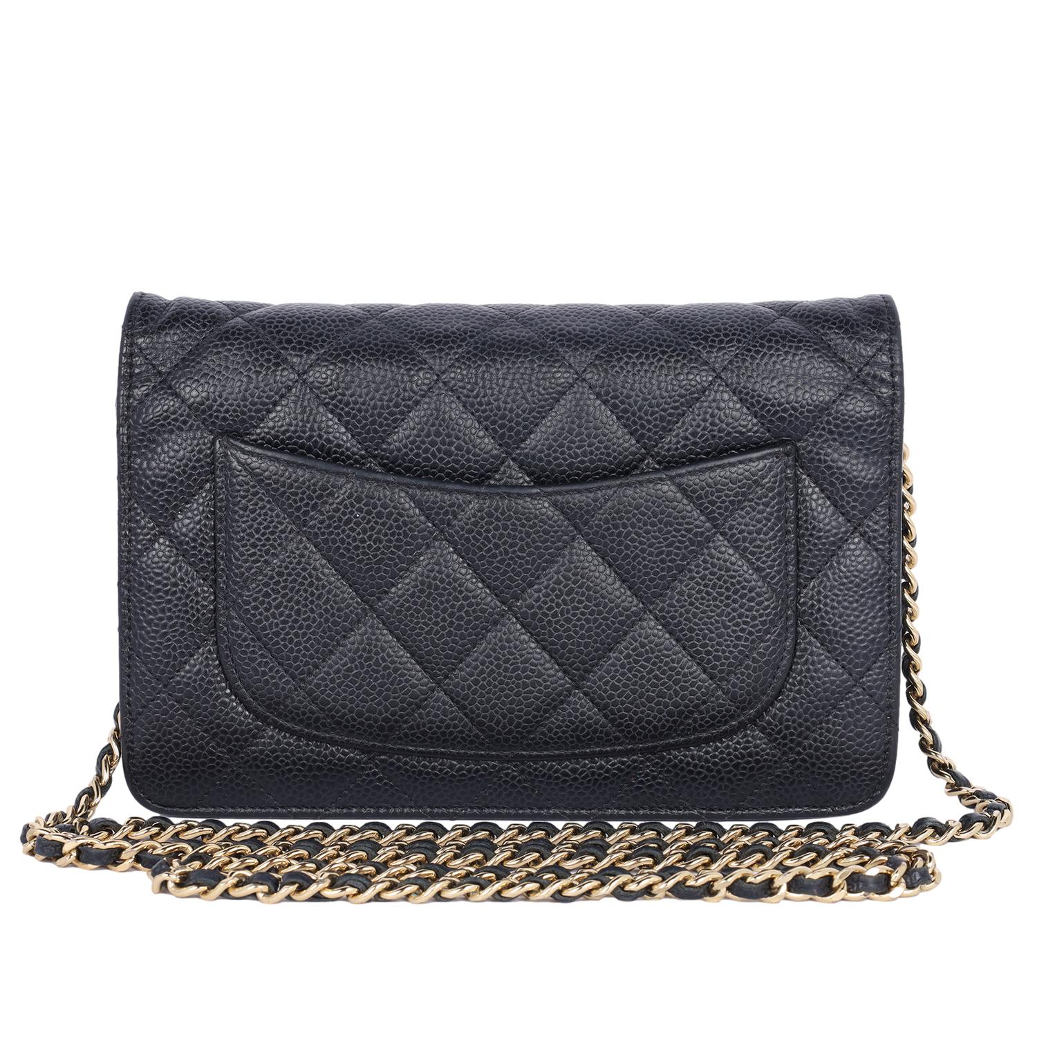 Chanel Kaviarfarbene Leder-Mini-Brieftasche an Kette, gesteppte Frontklappe im Zustand „Gut“ im Angebot in Salt Lake Cty, UT