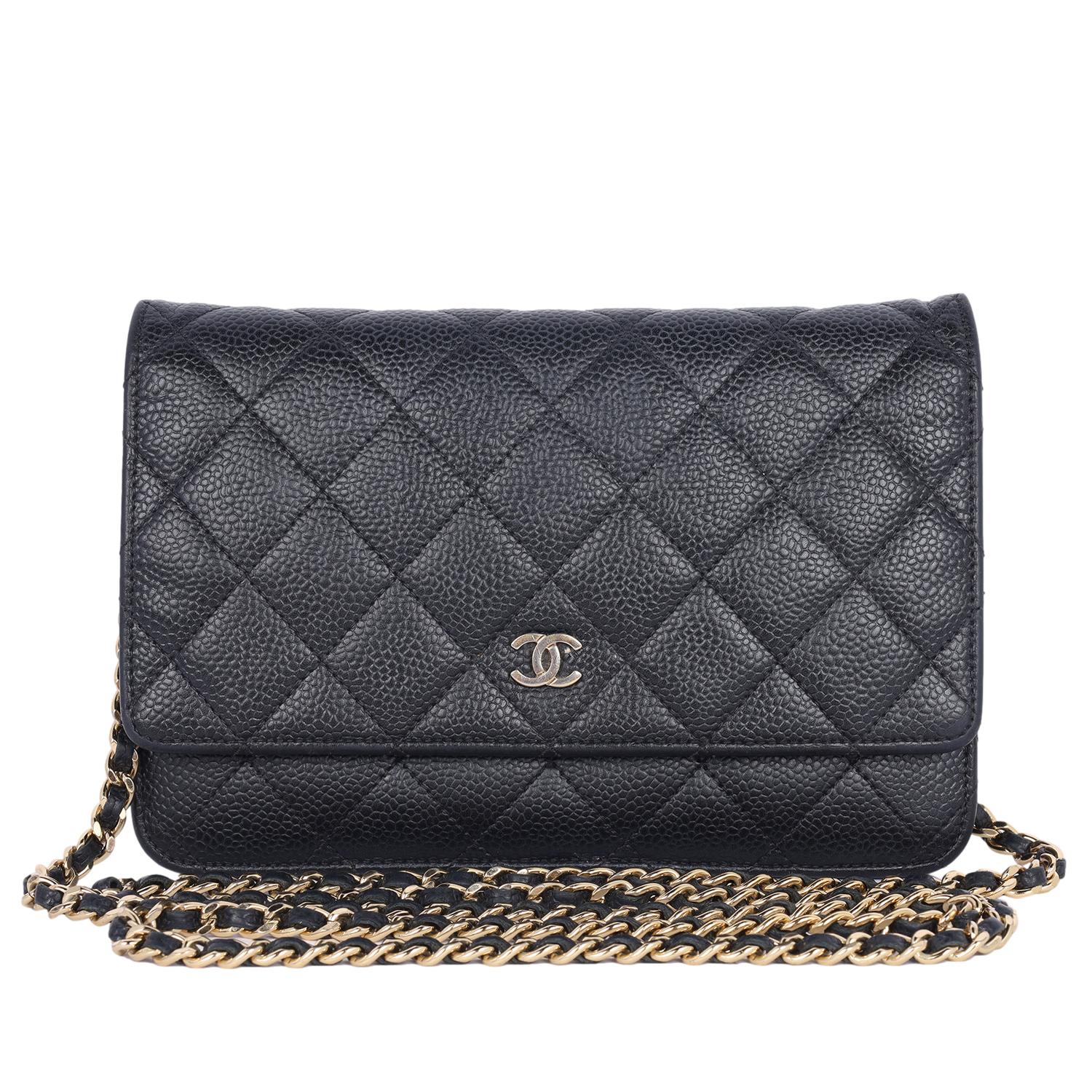 Chanel Kaviarfarbene Leder-Mini-Brieftasche an Kette, gesteppte Frontklappe Damen im Angebot