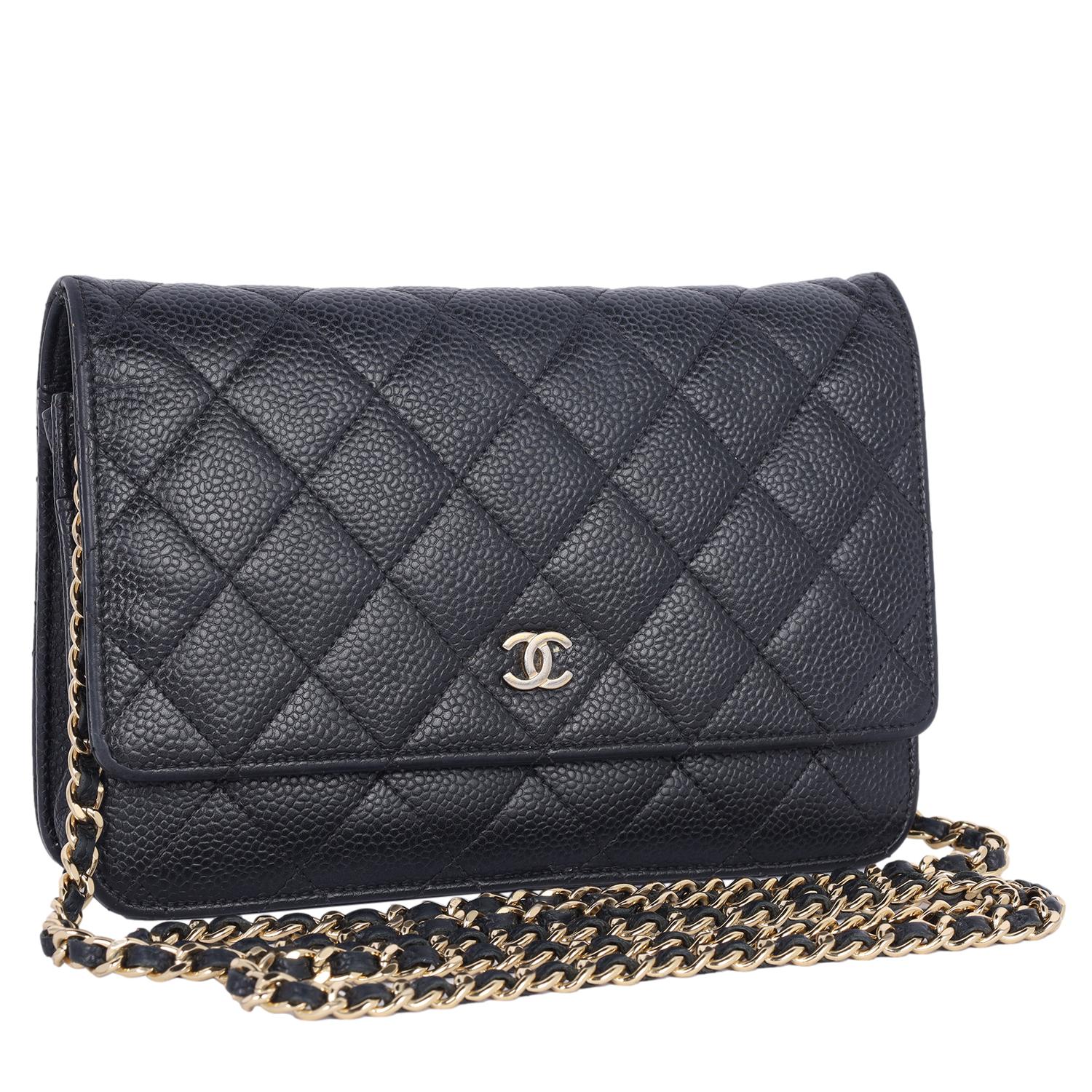 Chanel Kaviarfarbene Leder-Mini-Brieftasche an Kette, gesteppte Frontklappe im Angebot 1