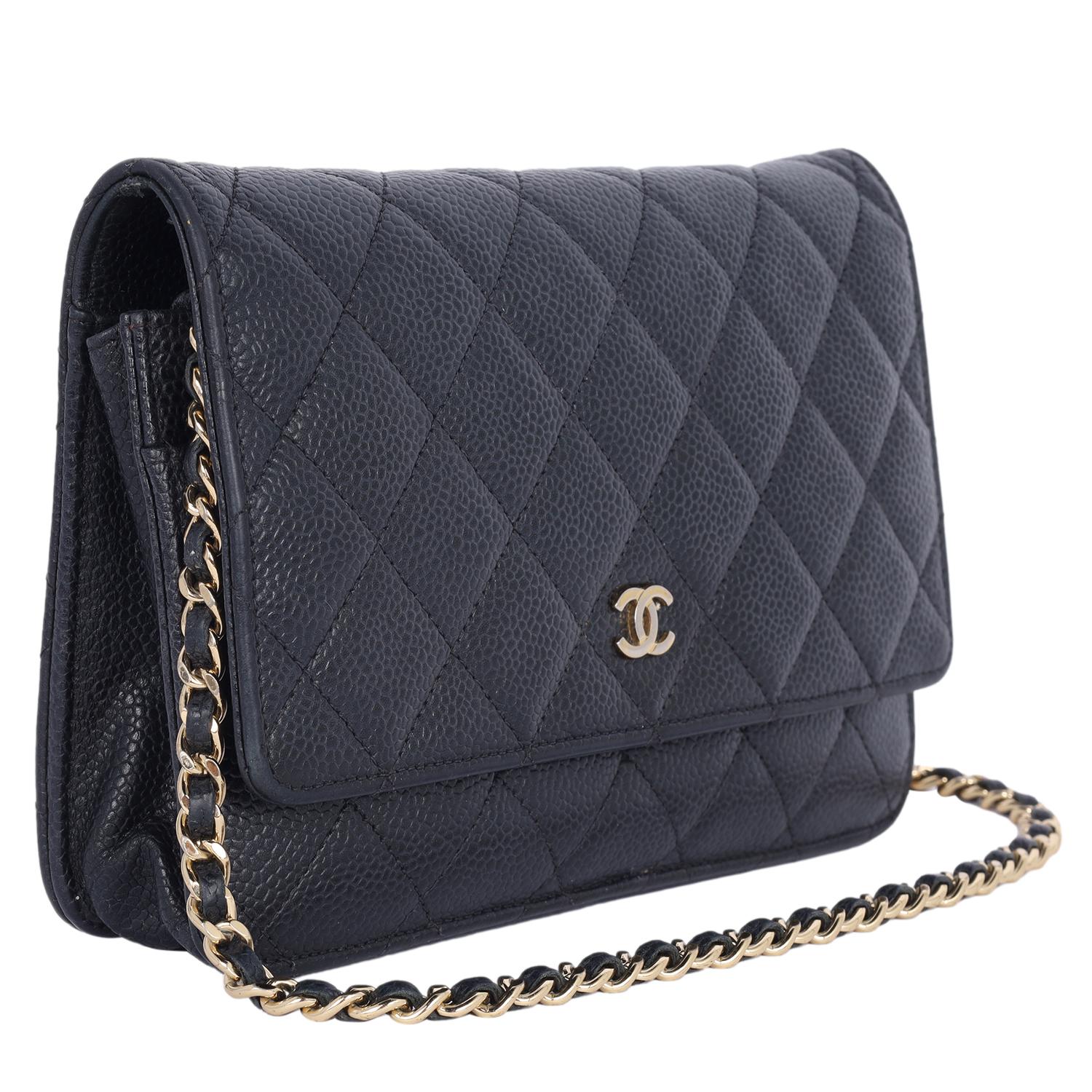 Chanel Kaviarfarbene Leder-Mini-Brieftasche an Kette, gesteppte Frontklappe im Angebot 2