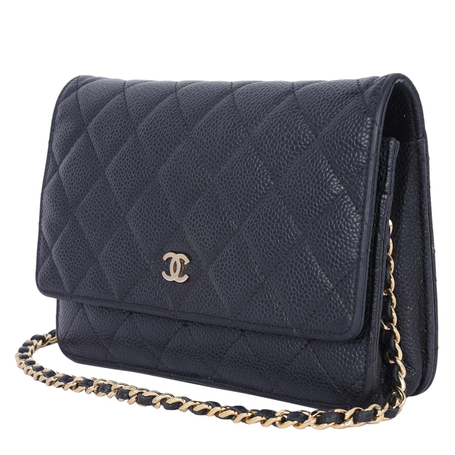 Chanel Kaviarfarbene Leder-Mini-Brieftasche an Kette, gesteppte Frontklappe im Angebot 3