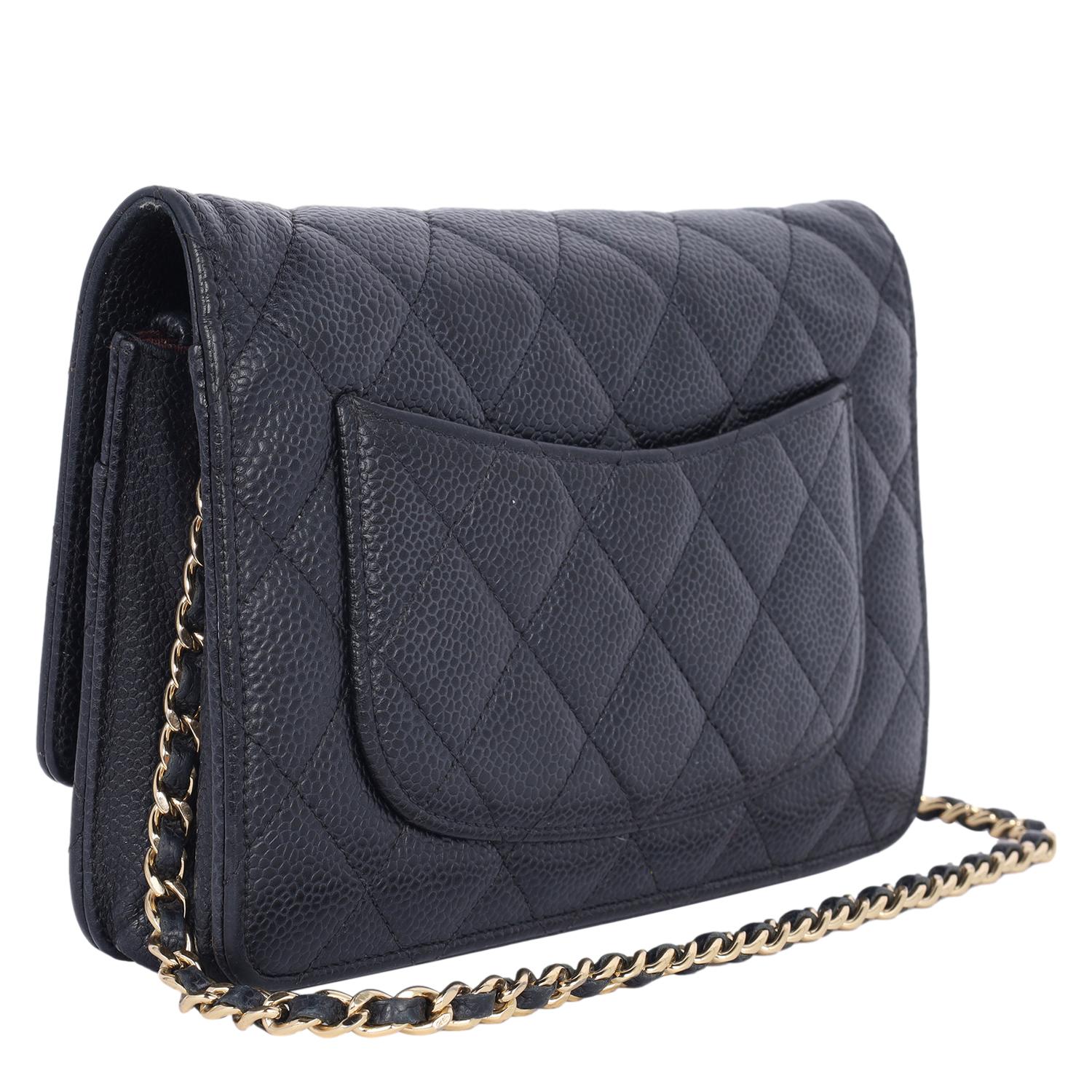 Chanel Kaviarfarbene Leder-Mini-Brieftasche an Kette, gesteppte Frontklappe im Angebot 4
