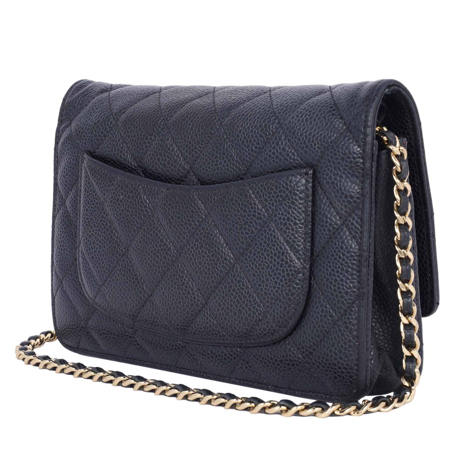 Chanel Kaviarfarbene Leder-Mini-Brieftasche an Kette, gesteppte Frontklappe im Angebot 5