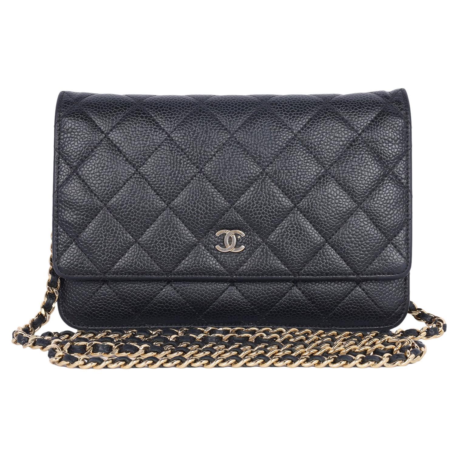 Chanel Kaviarfarbene Leder-Mini-Brieftasche an Kette, gesteppte Frontklappe im Angebot