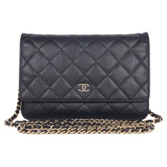Chanel Kaviarfarbene Leder-Mini-Brieftasche an Kette, gesteppte Frontklappe