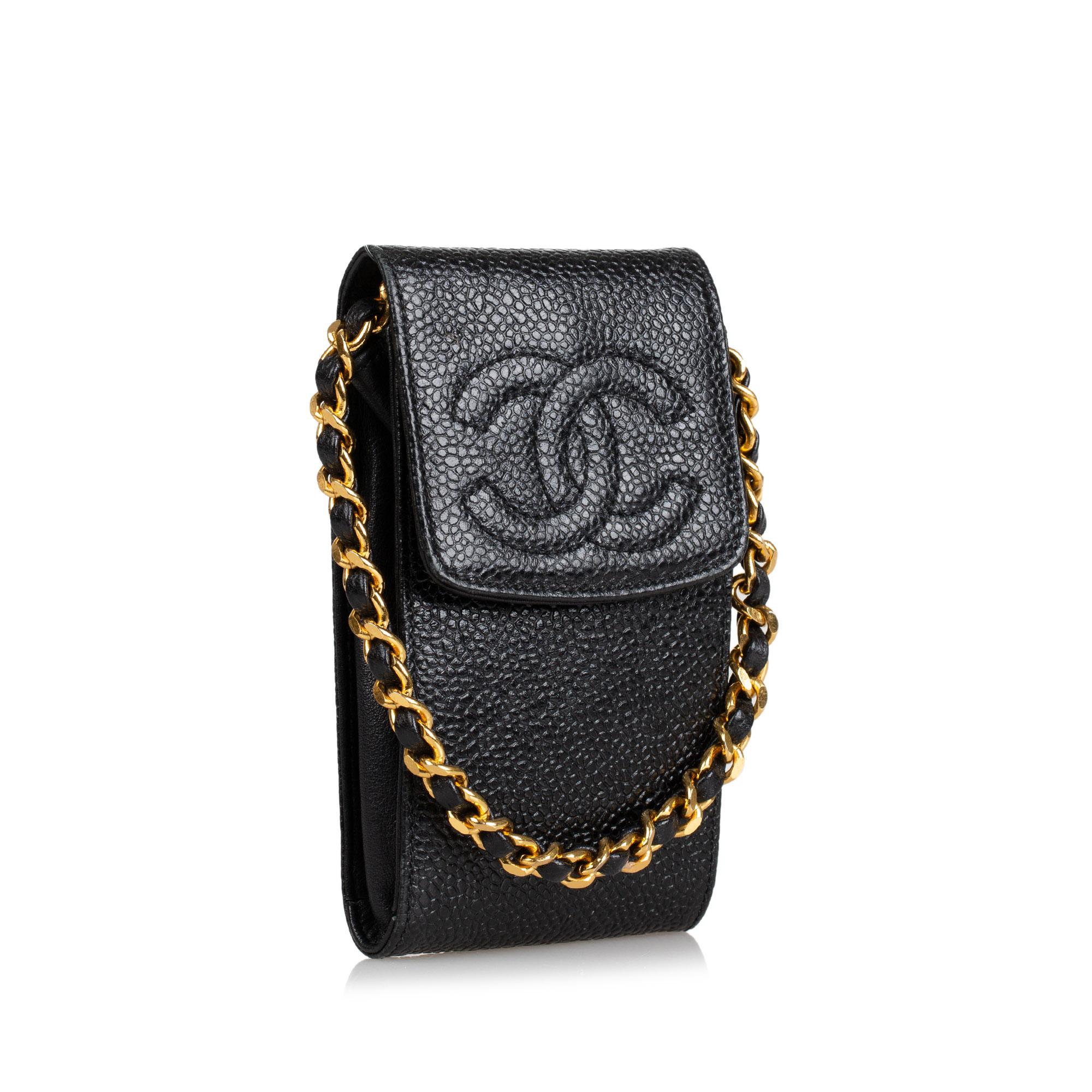 Chanel Caviar Leather Accessories case.

This case features a caviar leather body, woven chain-link strap, gold-tone chain and ring, and a top flap with snap button closure.

Please note, these items are pre-owned and may show signs of being stored