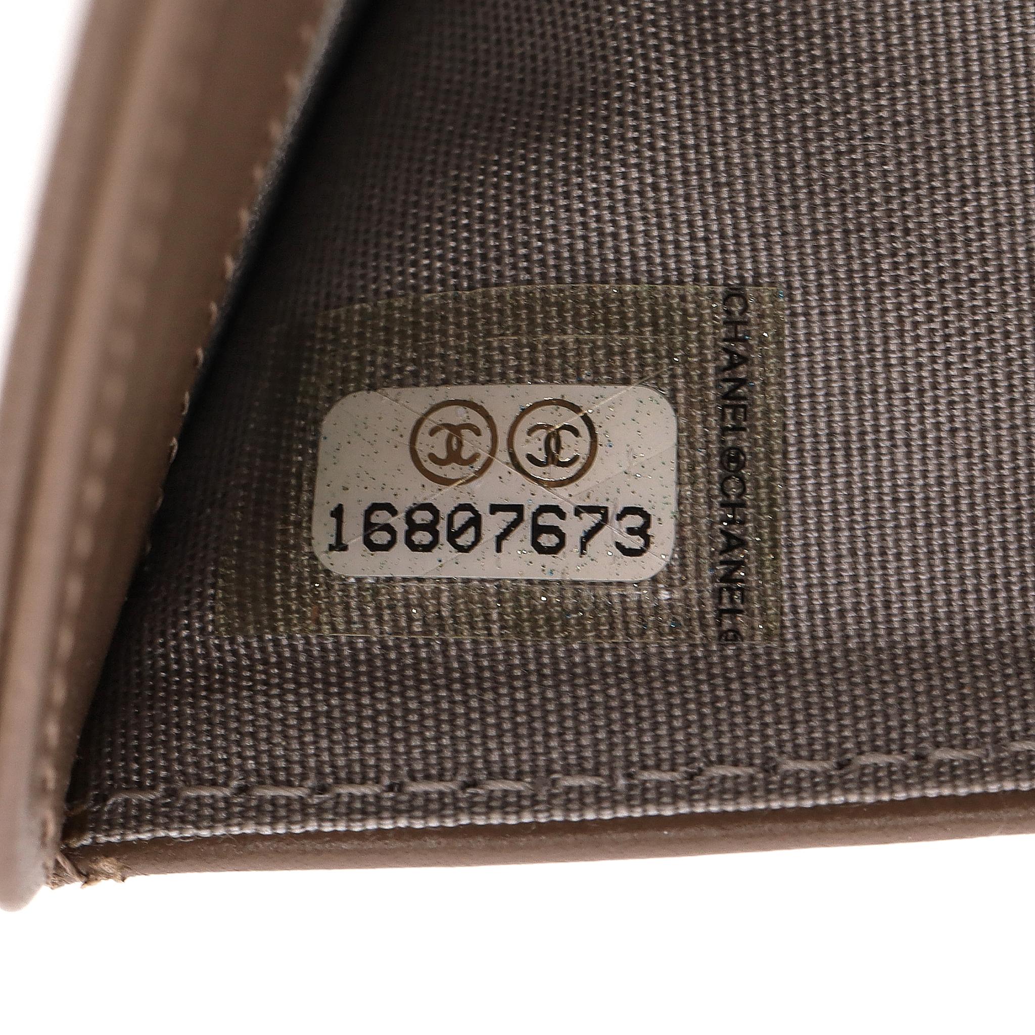 Chanel - Portefeuille en cuir caviar avec logo 'CC' intemporel en vente 6
