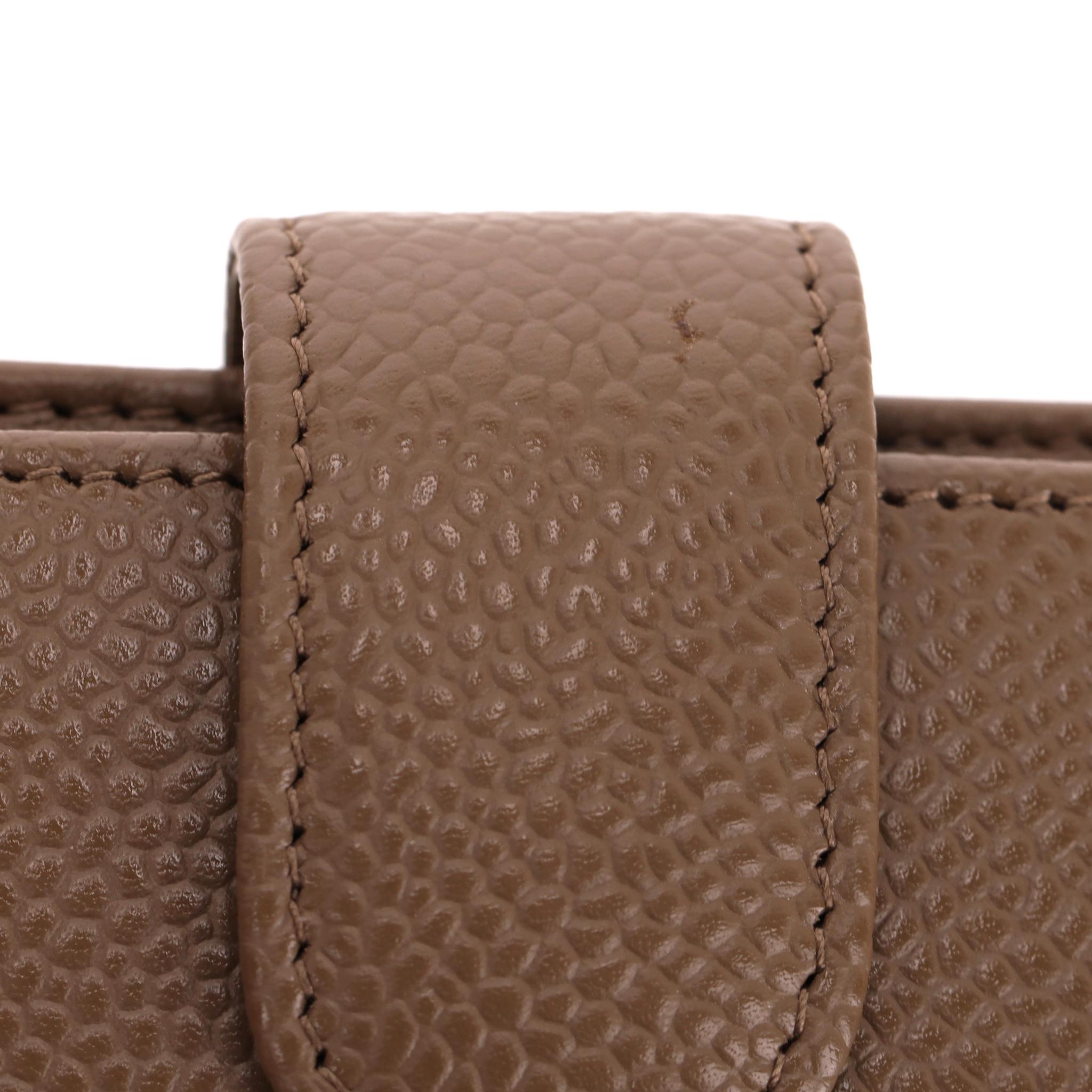 Chanel - Portefeuille en cuir caviar avec logo 'CC' intemporel en vente 10