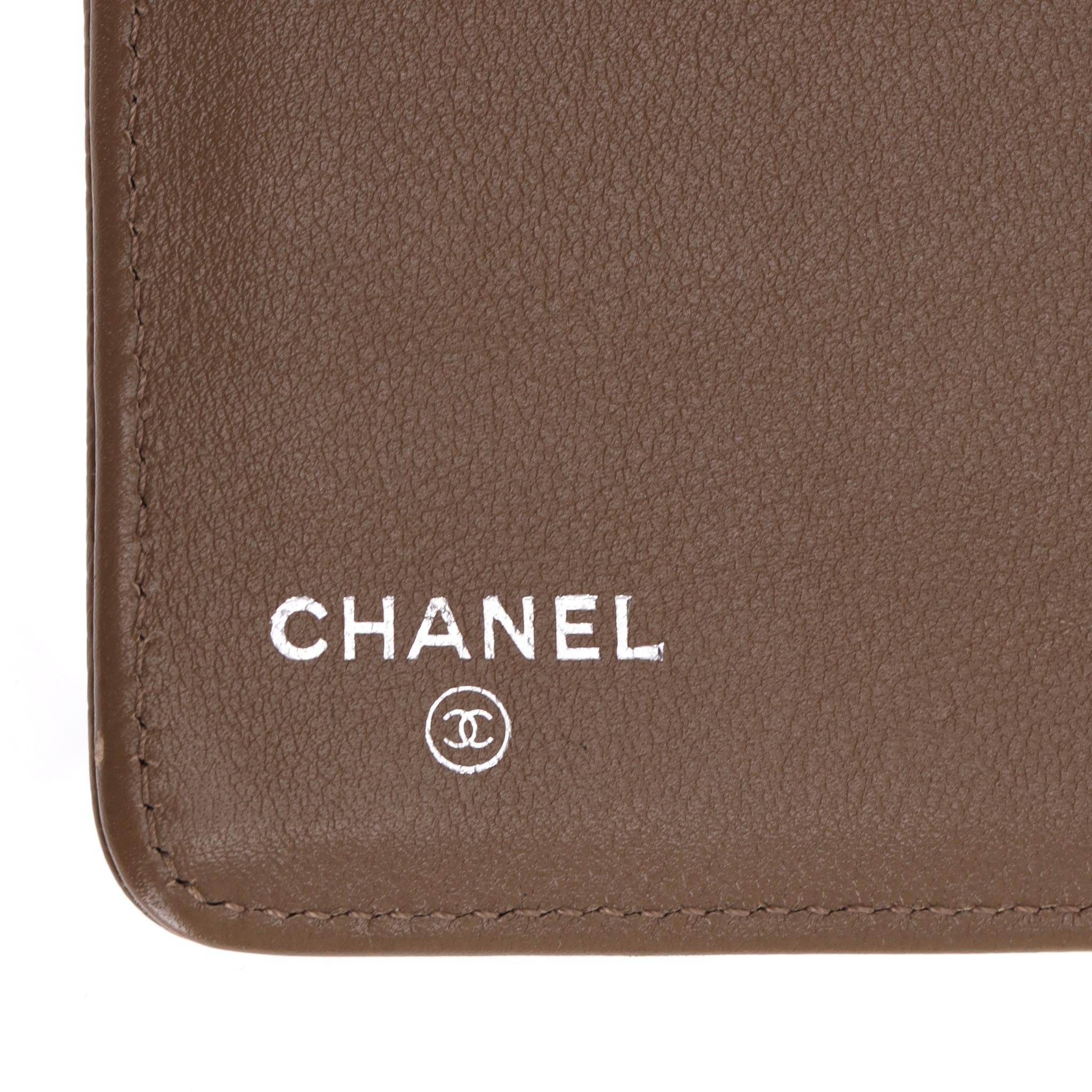 Chanel - Portefeuille en cuir caviar avec logo 'CC' intemporel en vente 4
