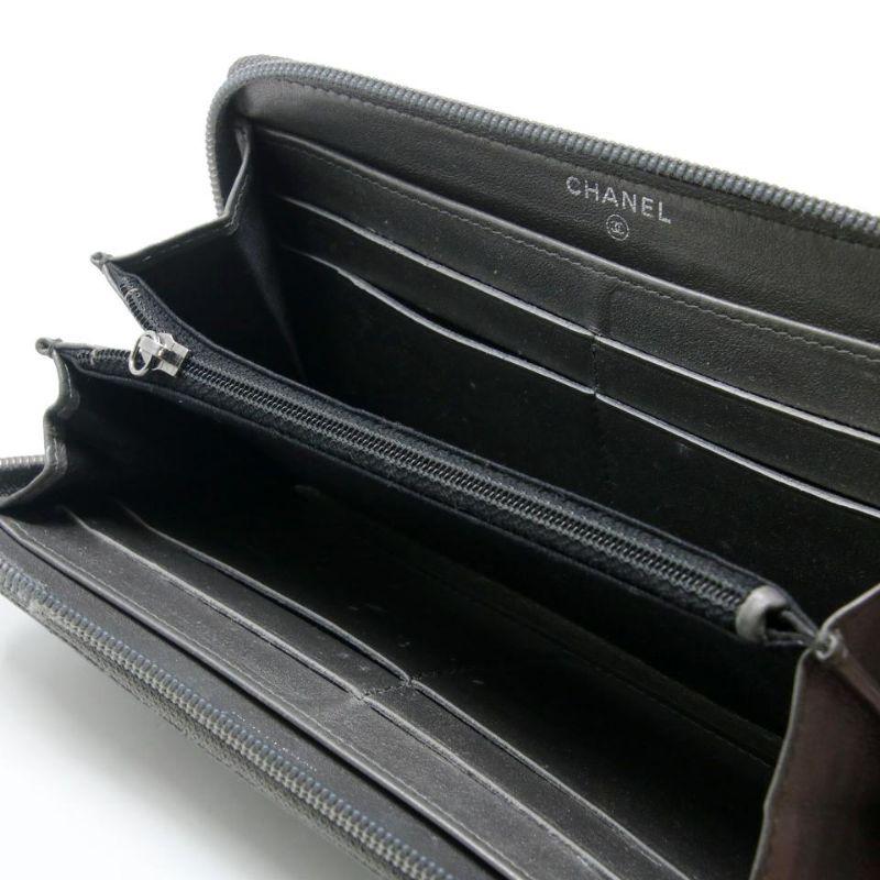 Chanel Kaviarfarbene lange große gesteppte CC-Brieftasche mit Reißverschluss CC-1104P-0007 Damen im Angebot