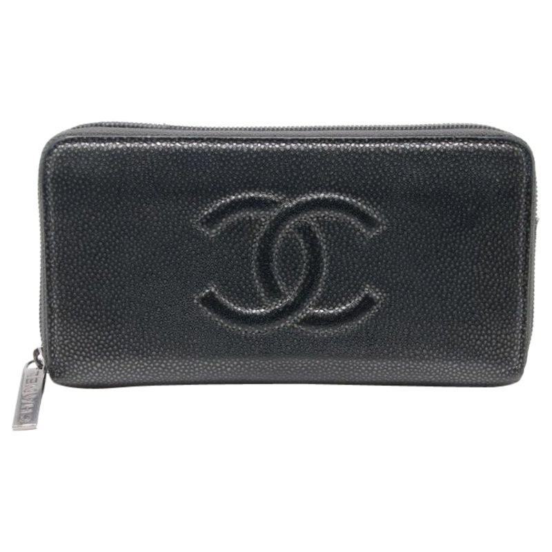 Chanel Kaviarfarbene lange große gesteppte CC-Brieftasche mit Reißverschluss CC-1104P-0007 im Angebot
