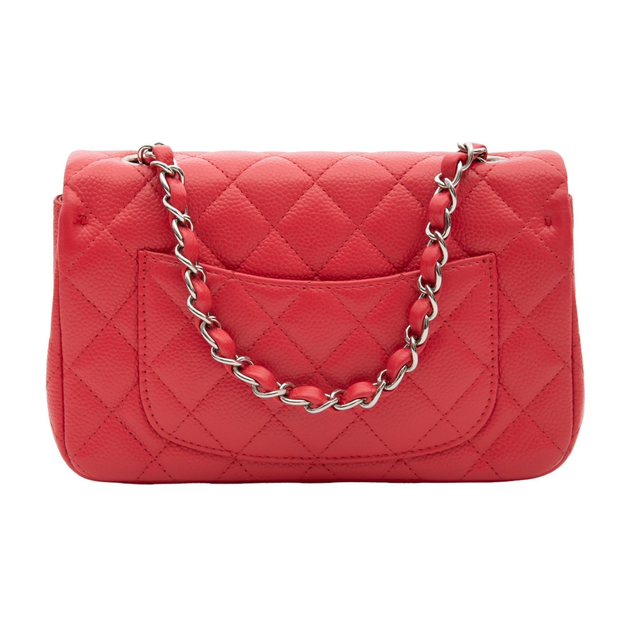 This rectangular classic mini flap mag is made with caviar leather in pink. The bag features two top holes for the shoulder straps (verse traditional four holes), sliver tone chain interlaced with leather shoulder strap, interlocking CC twist lock