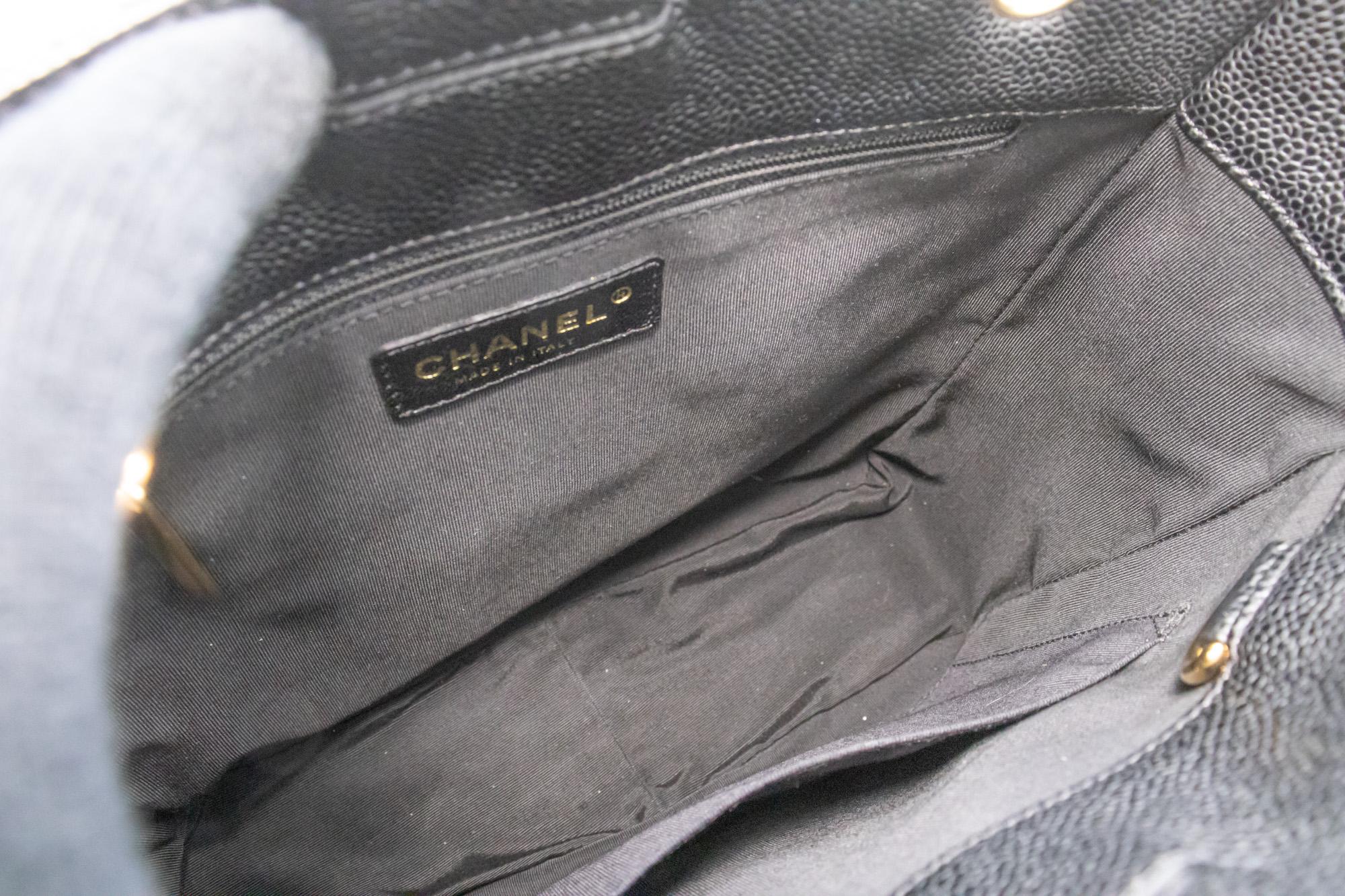 CHANEL Caviar PST Borsa a tracolla a catena Shopping Tote Nera Trapuntata in vendita 5