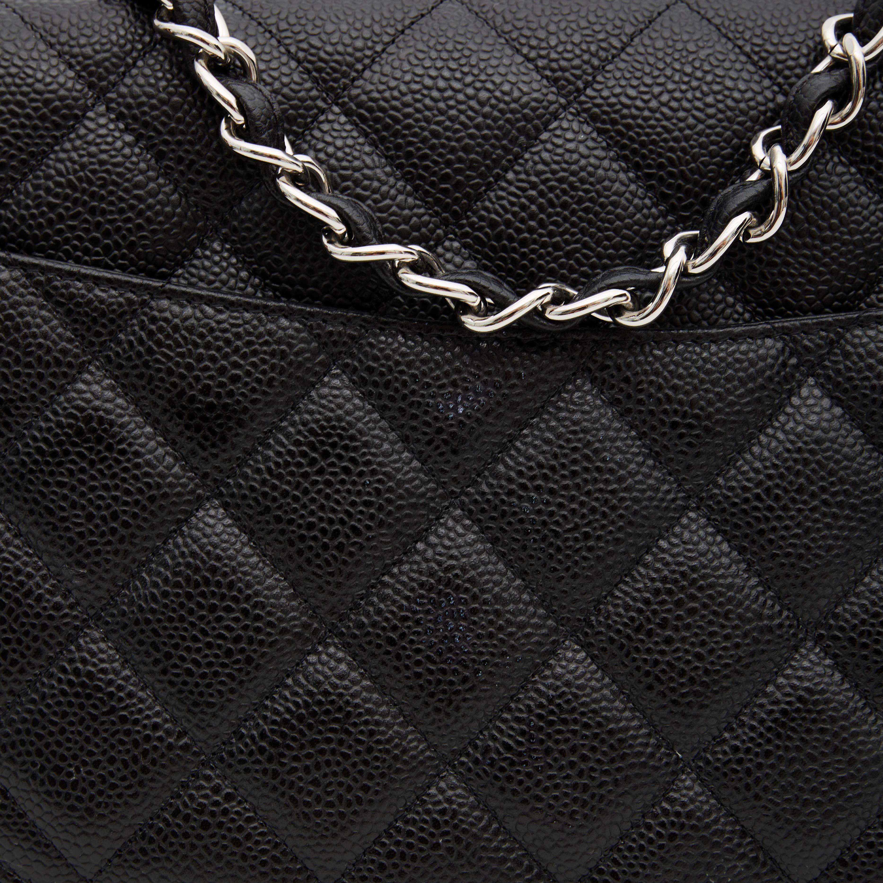 Noir Sac à rabat simple classique Jumbo noir matelassé texturé Chanel (2009) en vente