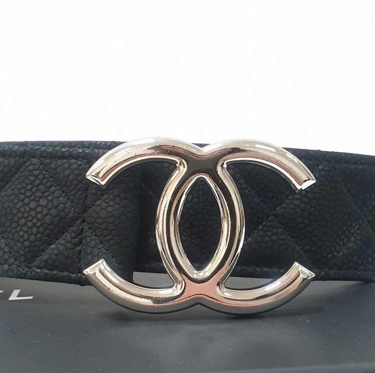 Questa è una bellissima cintura Chanel Caviar Quilted CC. 
Realizzata in lussuosa pelle Caviar nera trapuntata, questa cintura presenta cuciture tono su tono e una splendida chiusura a pioli CC a incastro color argento. 
Larghezza: 3.5 cm.