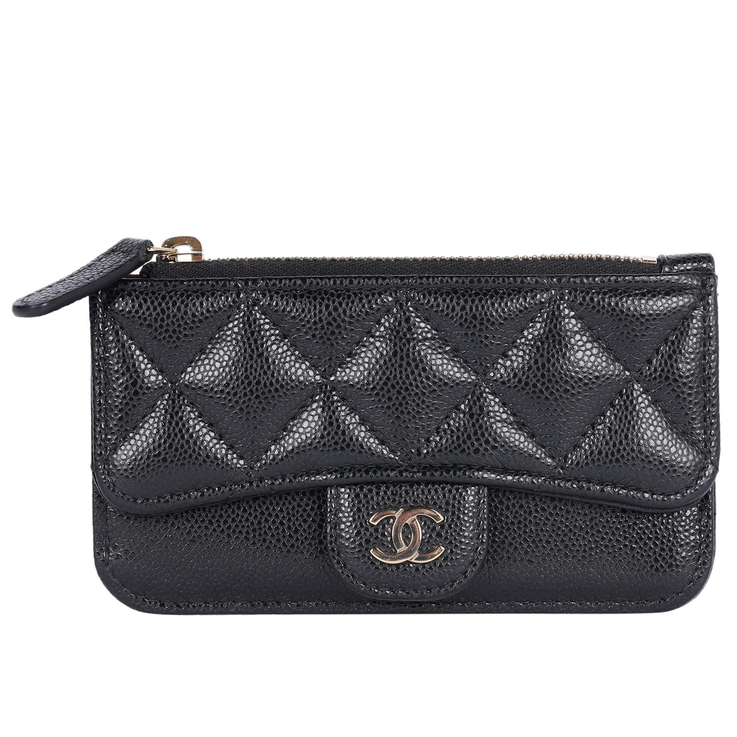 Authentique Chanel CC Logo Caviar Quilted Flap Zip Card Holder Black. En cuir de caviar noir, avec façade CC, fermeture à bouton-pression, pochette avant pour cc ou permis de conduire sous la fermeture à bouton-pression, pochette à monnaie zippée
