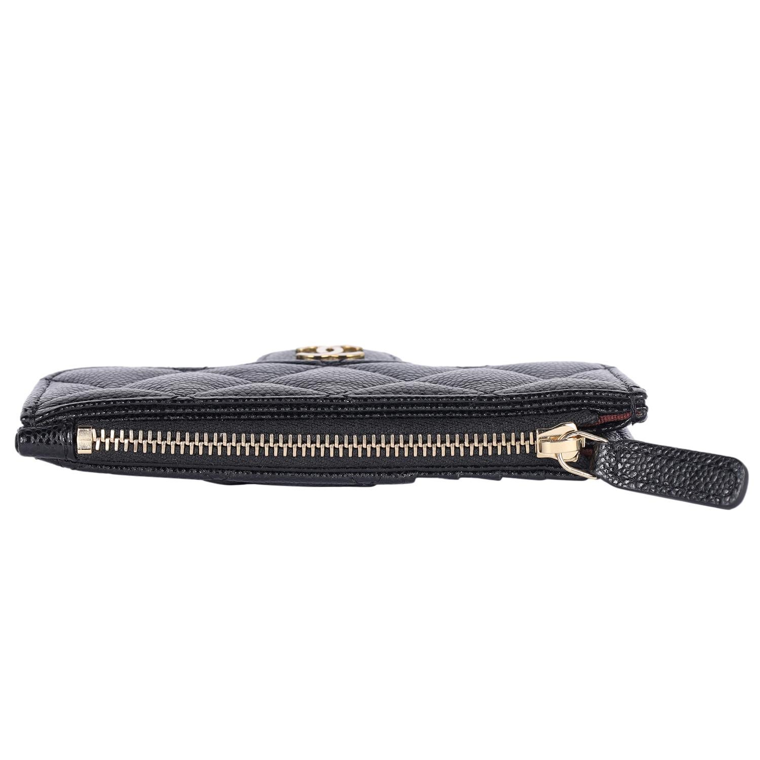 CHANEL Porte-cartes à rabat zippé Caviar noir en vente 3
